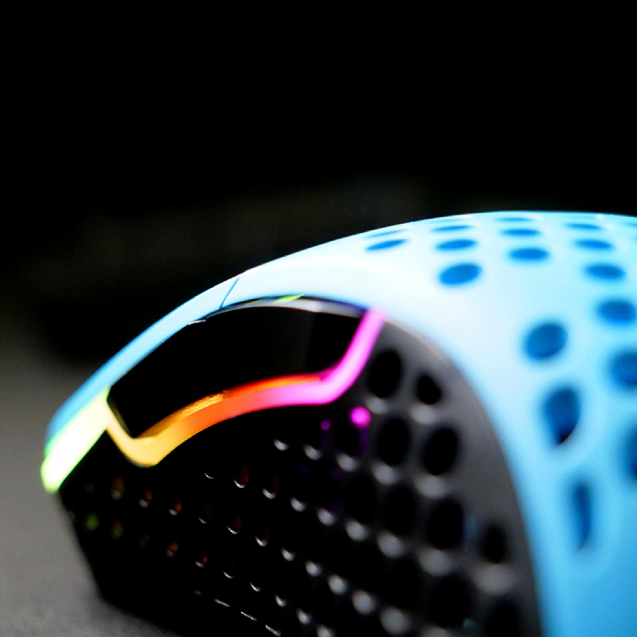 Un mouse gaming blu con illuminazione RGB e design perforato.