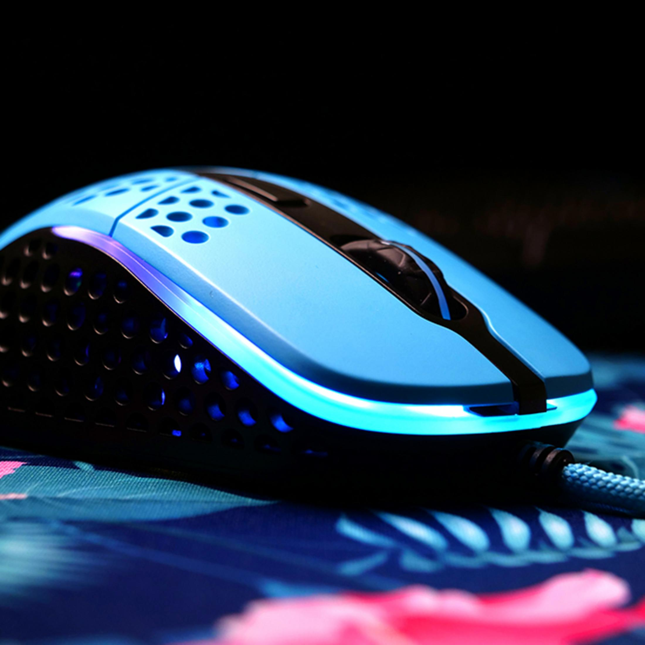 Un mouse da gaming blu con illuminazione RGB è su un tappetino colorato.