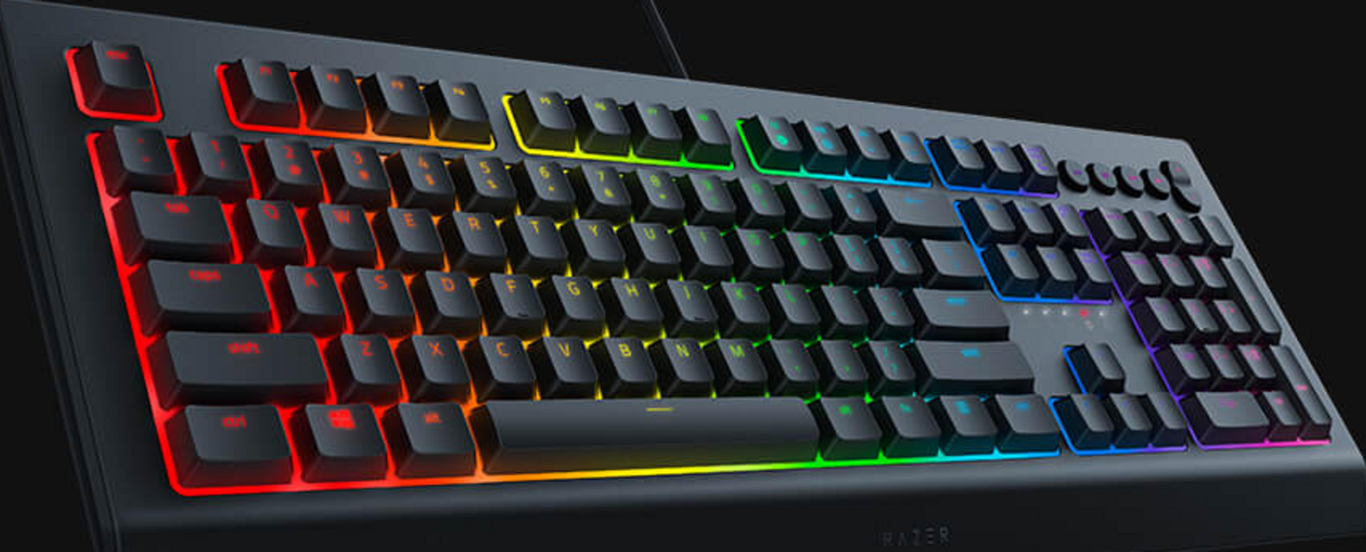 Eine schwarze Tastatur mit RGB-Beleuchtung, die von links nach rechts von Rot nach Violett übergeht.