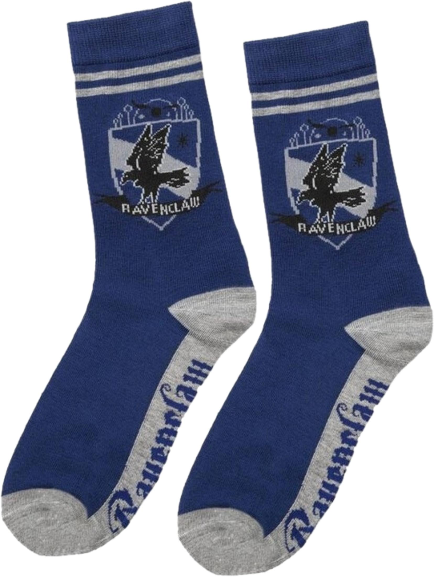 Zwei blaue Socken mit Ravenclaw-Wappen und -Schriftzug.