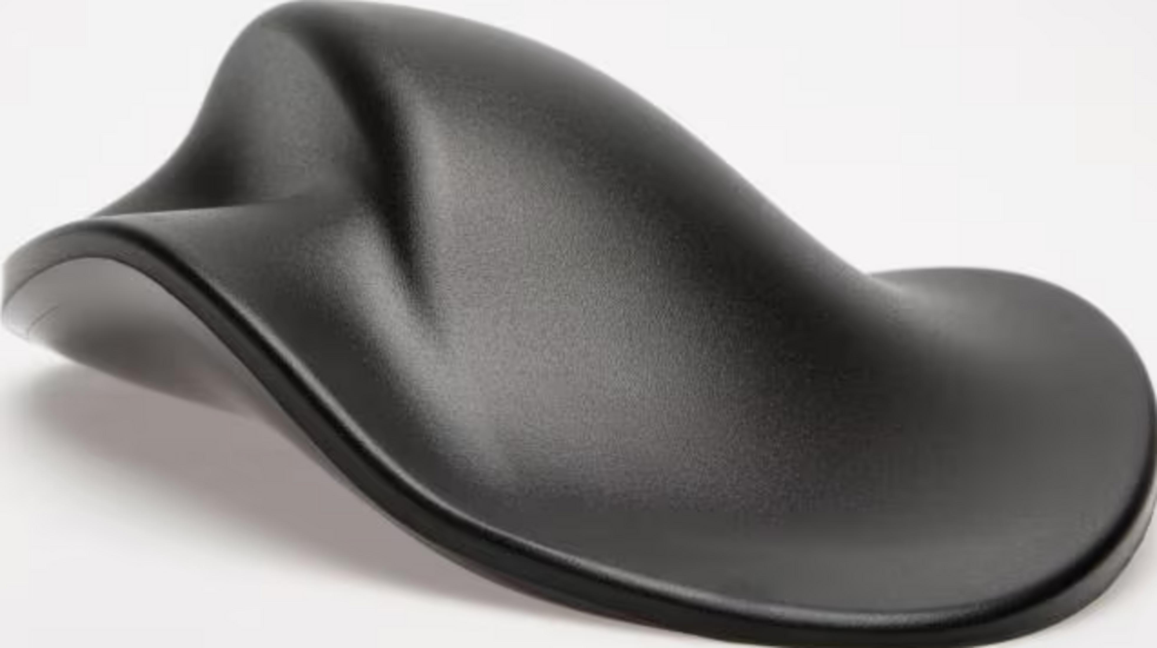 Ein schwarzes, ergonomisches Mauspad mit einer geschwungenen Form.