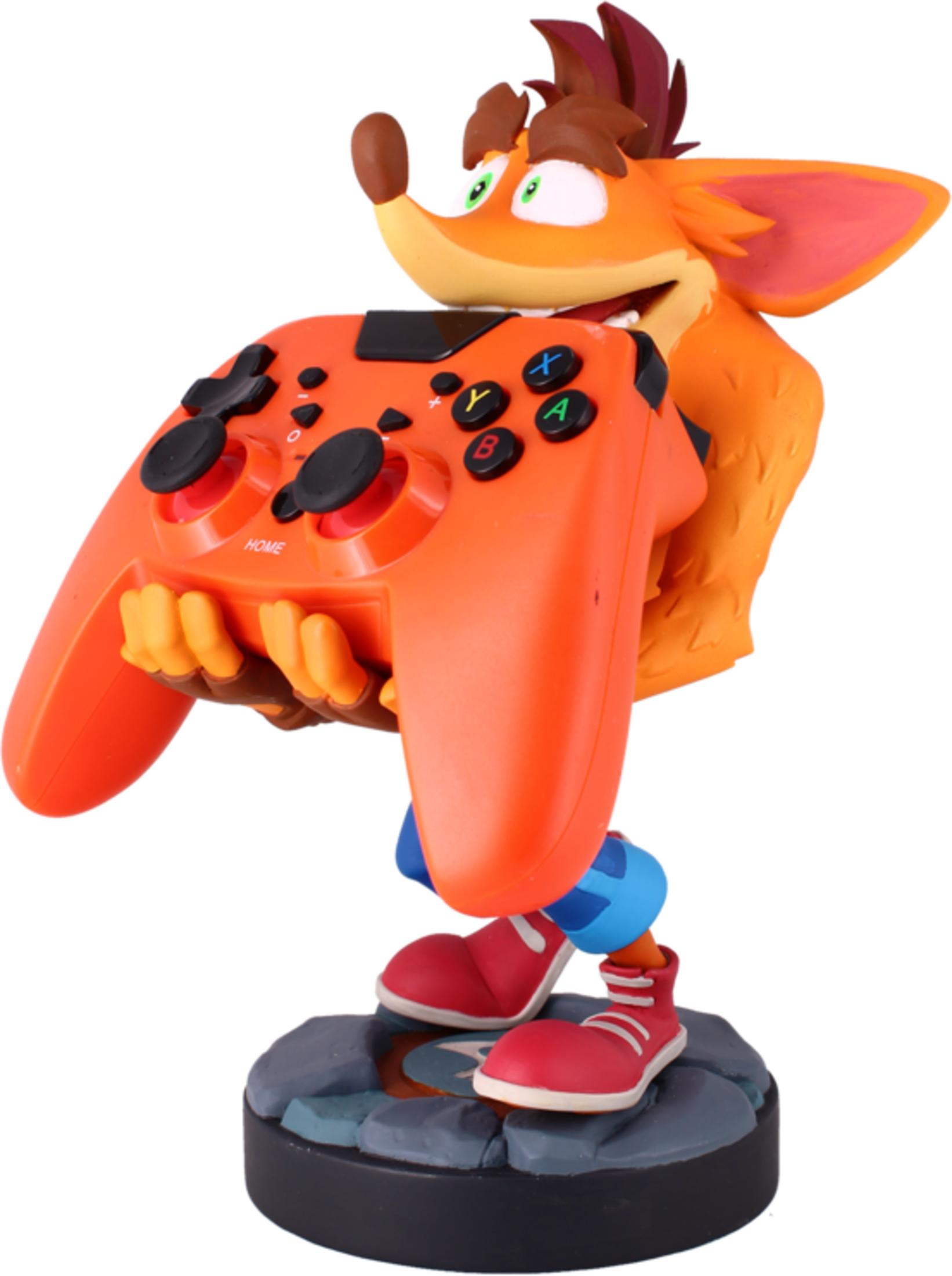 Una figura di Crash Bandicoot tiene un controller arancione.