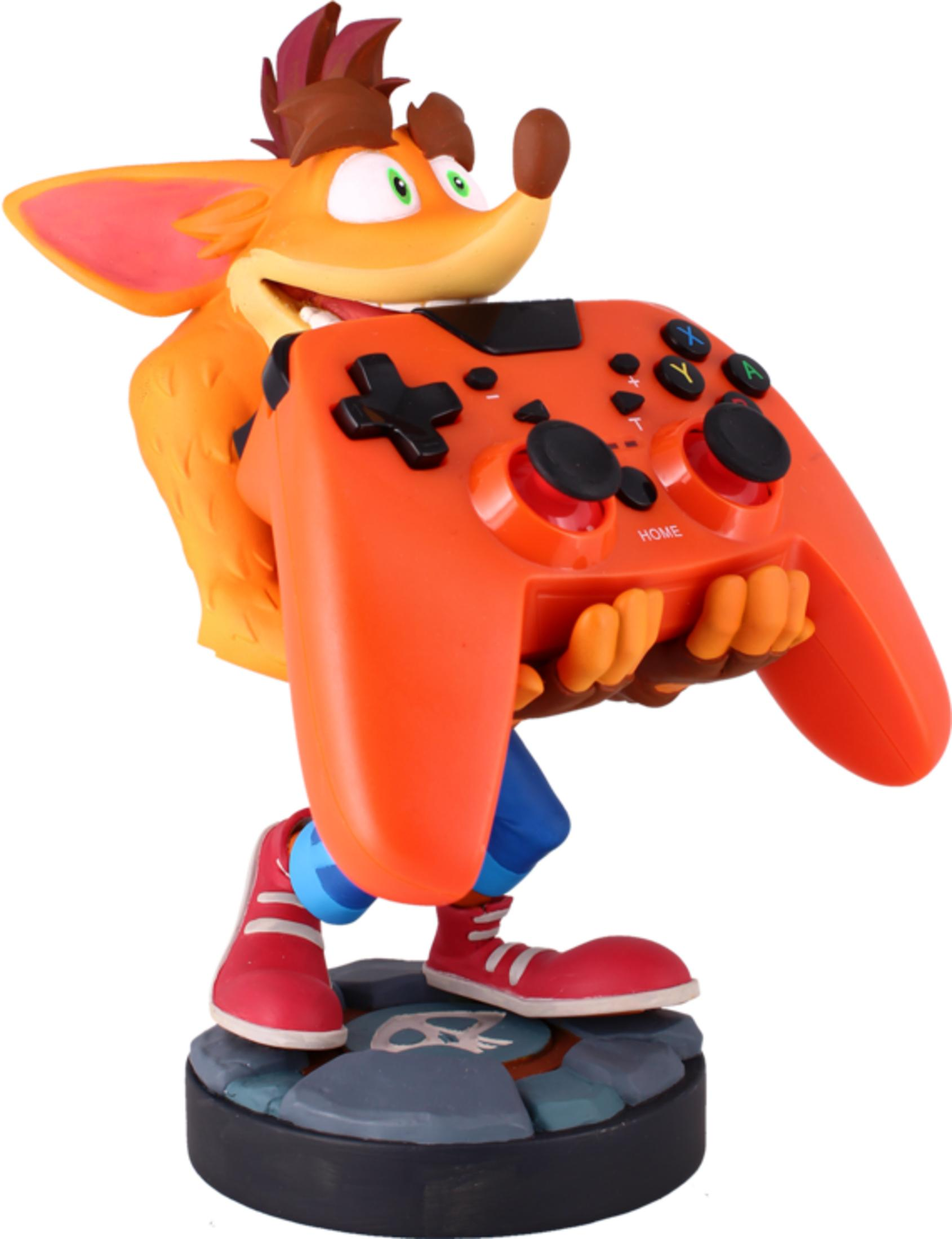 Statua di Crash Bandicoot che tiene un controller arancione con entrambe le mani.