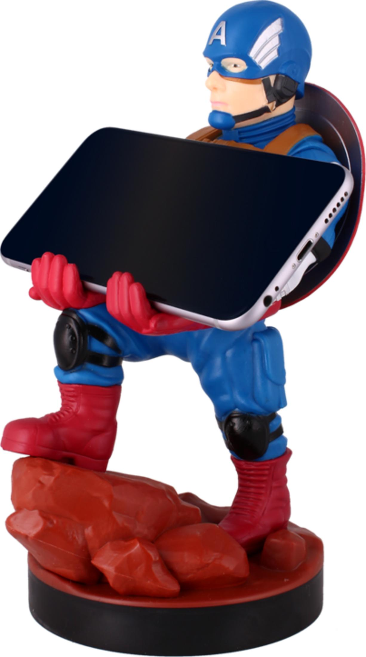 Statua di Captain America che tiene uno smartphone su una base rocciosa.