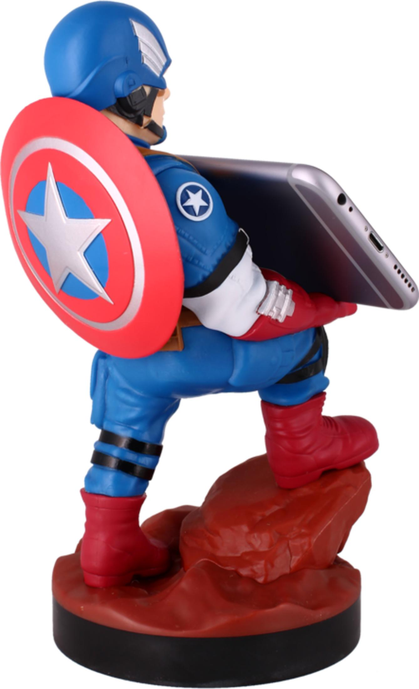 Statua di Capitan America che tiene uno smartphone, in piedi su rocce rosse.
