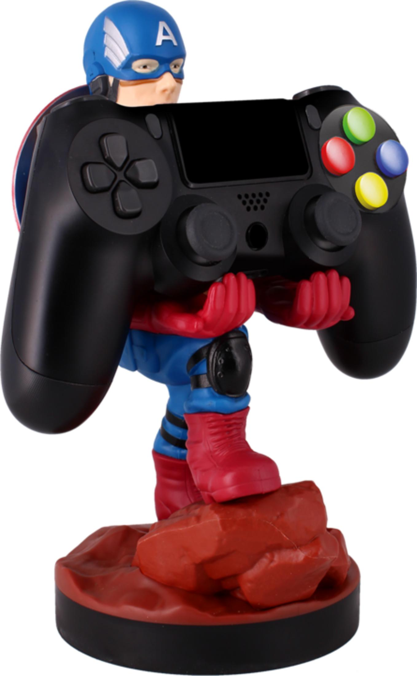 Statua di Capitan America che tiene un controller nero su base rocciosa rossa.