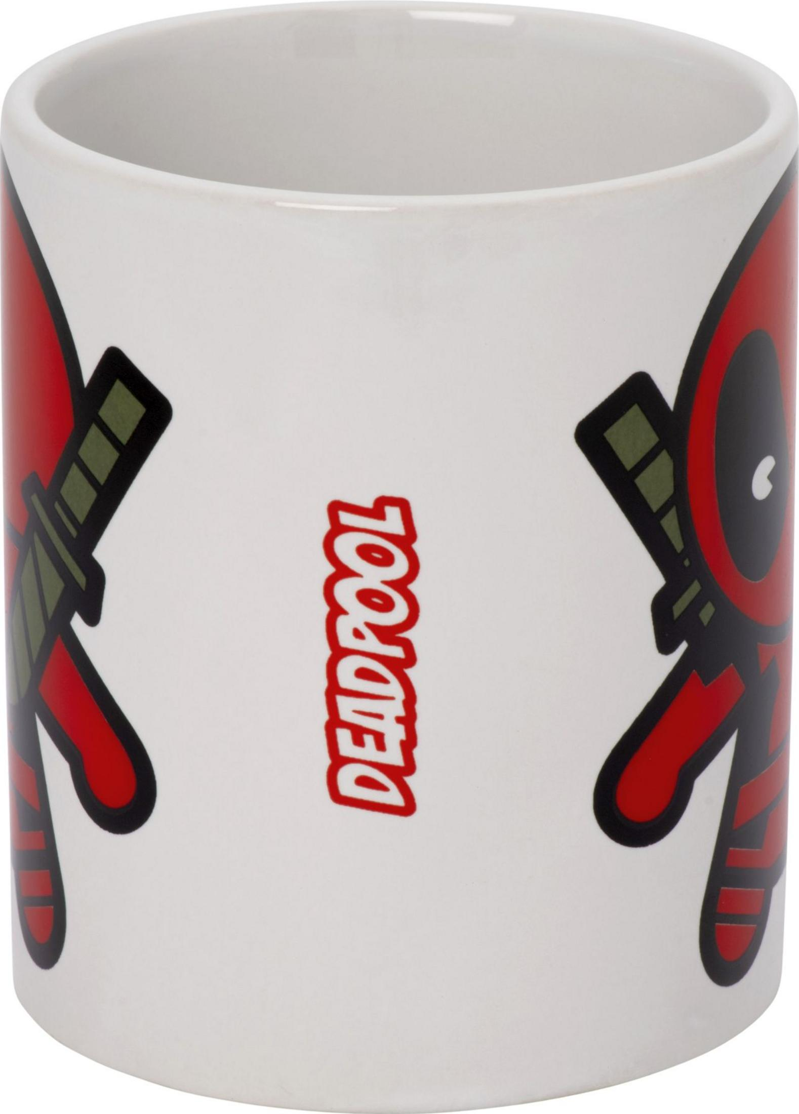 Weiße Tasse mit Deadpool-Logo und Charaktergrafiken.