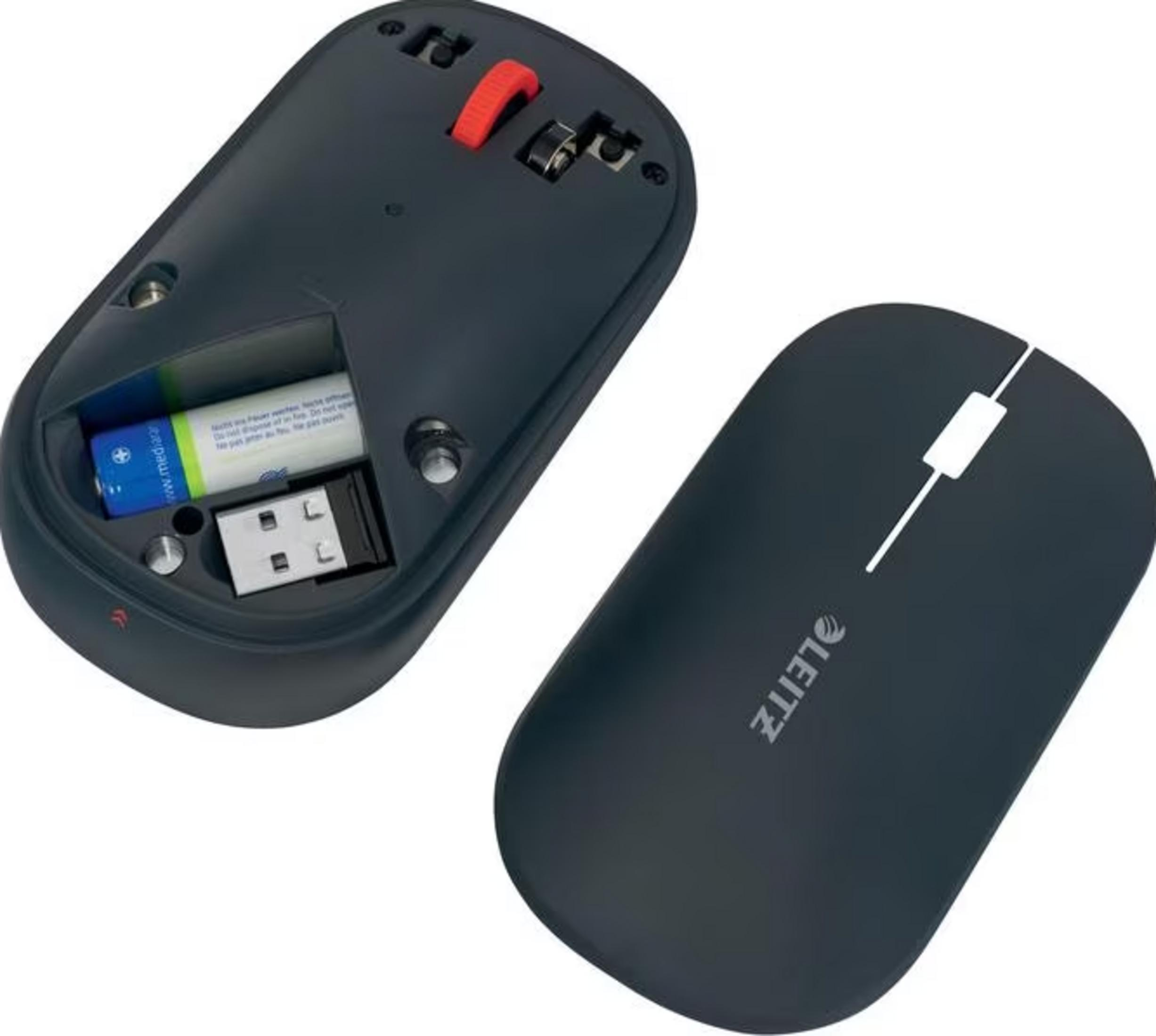 Mysz bezprzewodowa z otwartą komorą baterii, pokazująca baterię i odbiornik USB.