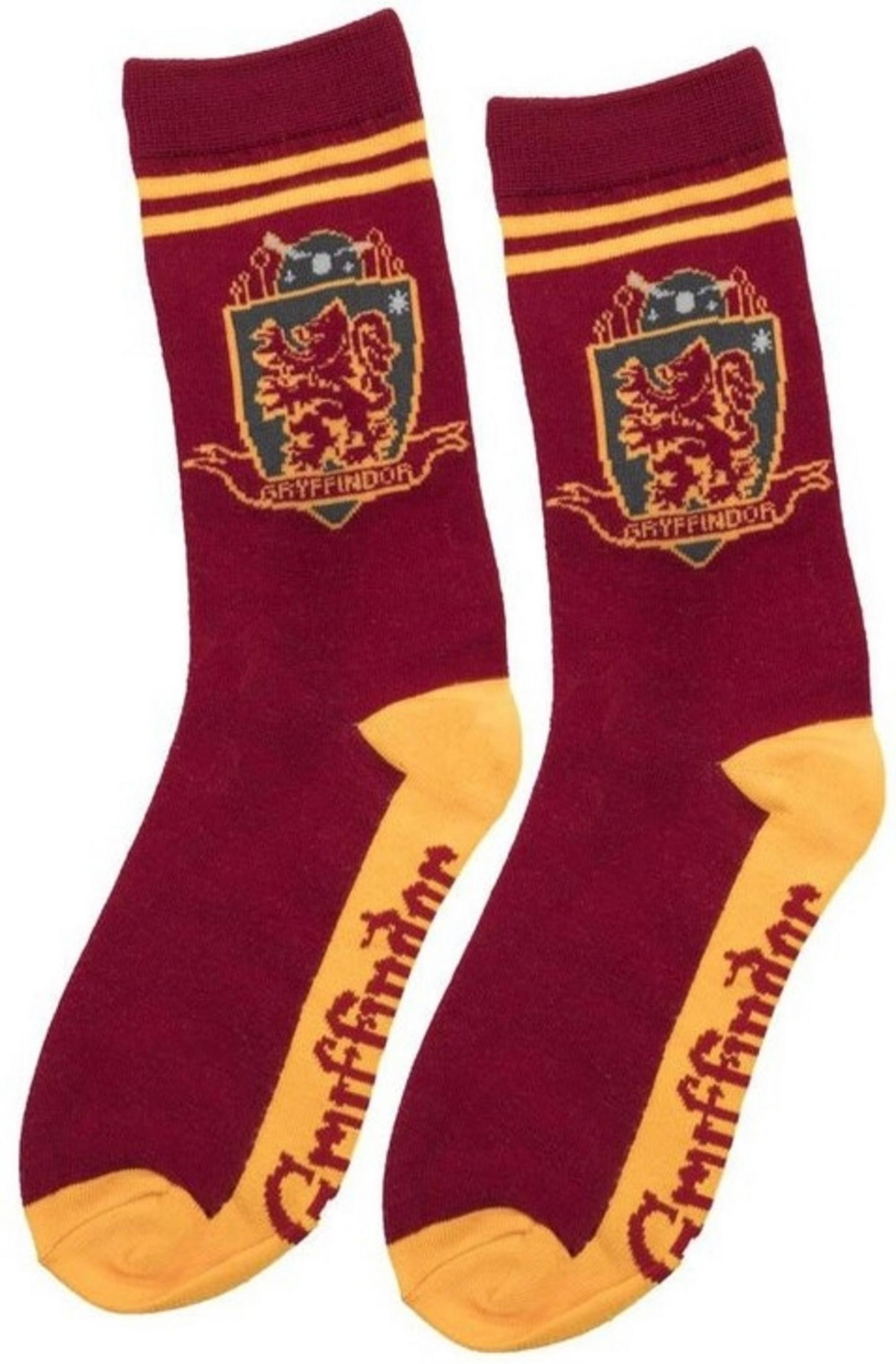 Zwei dunkelrote Socken mit gelben Streifen und dem Gryffindor-Wappen.