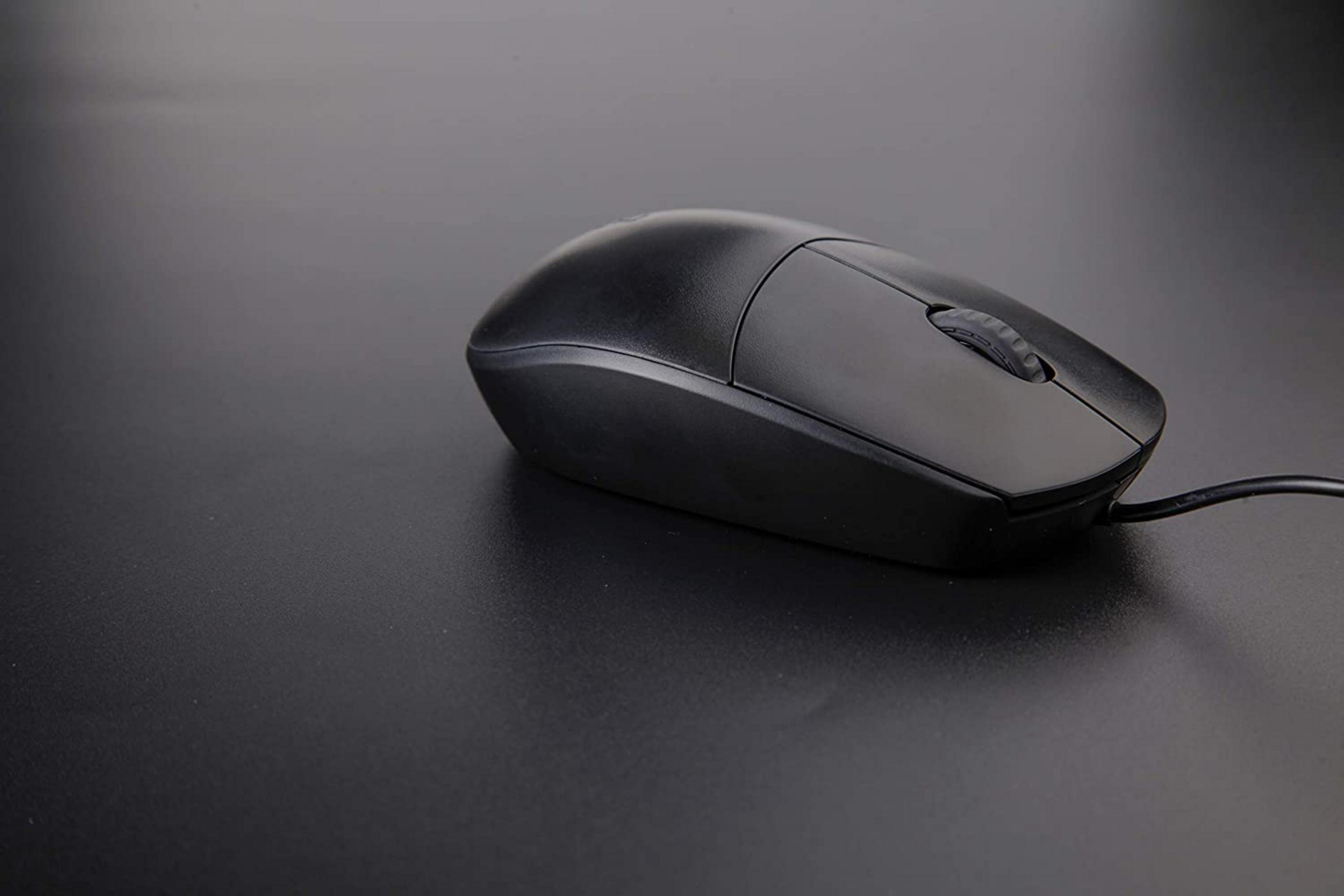 Czarna mysz komputerowa z kółkiem przewijania na ciemnym tle.