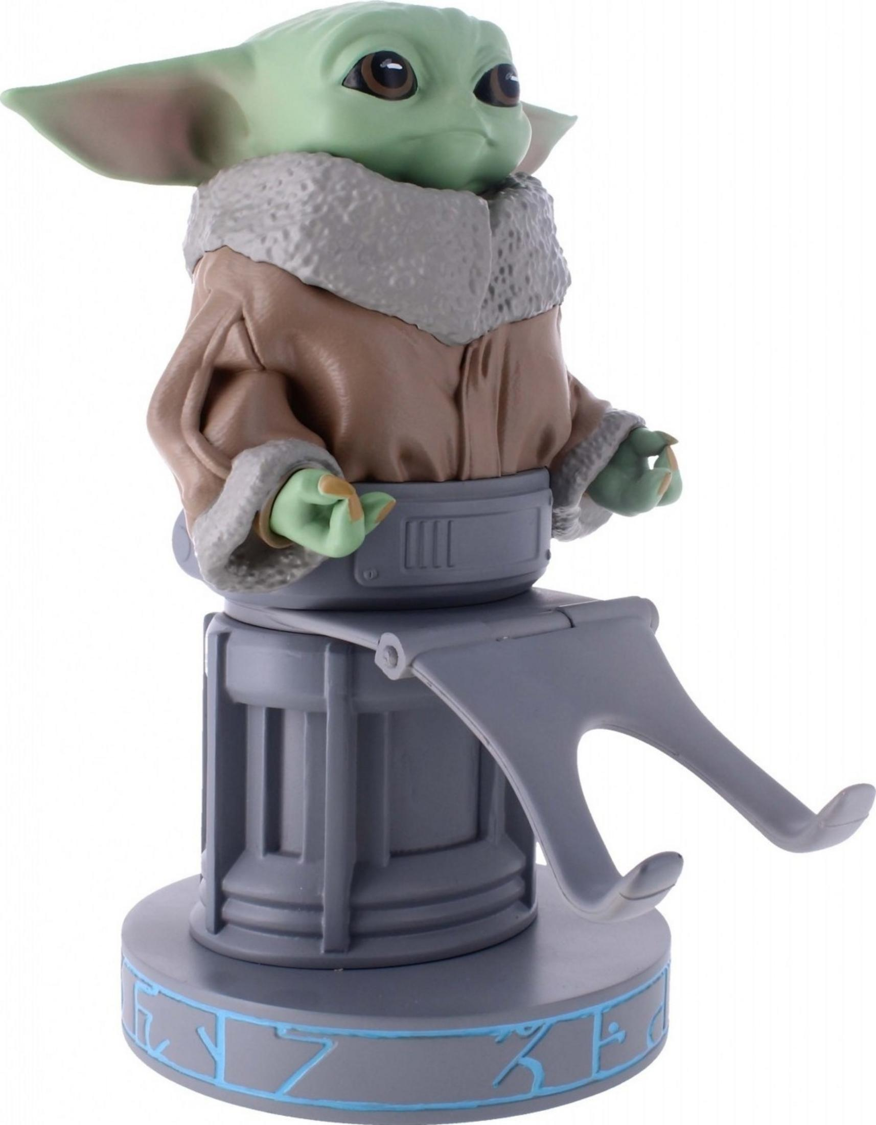 Statua di Baby Yoda su una base grigia con simboli.