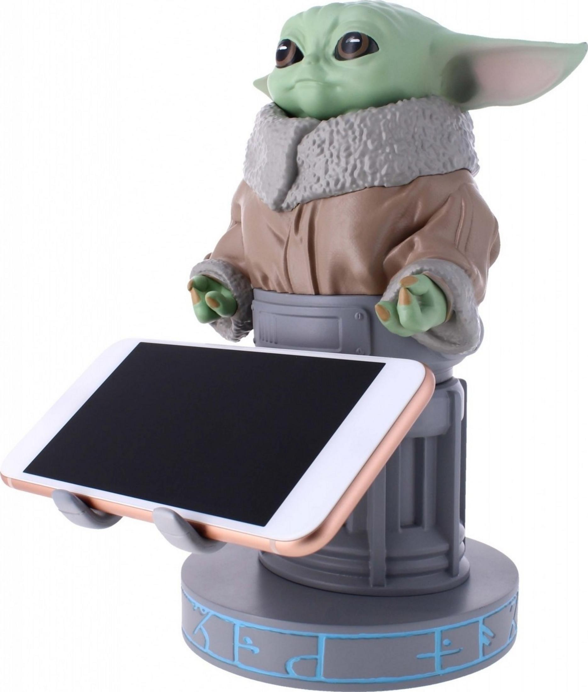 Statua di Baby Yoda che tiene un tablet su una base grigia con simboli blu.