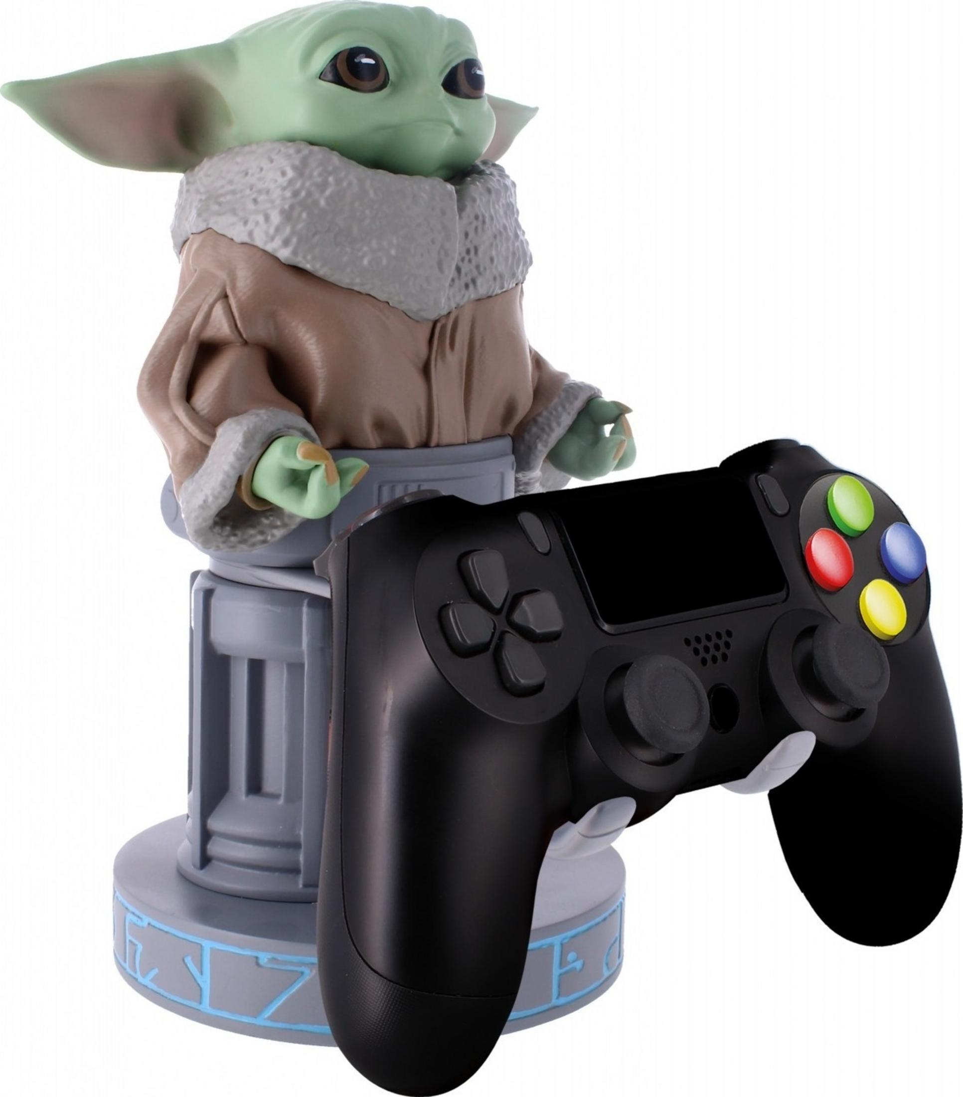 Un supporto a figura di Baby Yoda tiene un controller di gioco nero con pulsanti colorati.