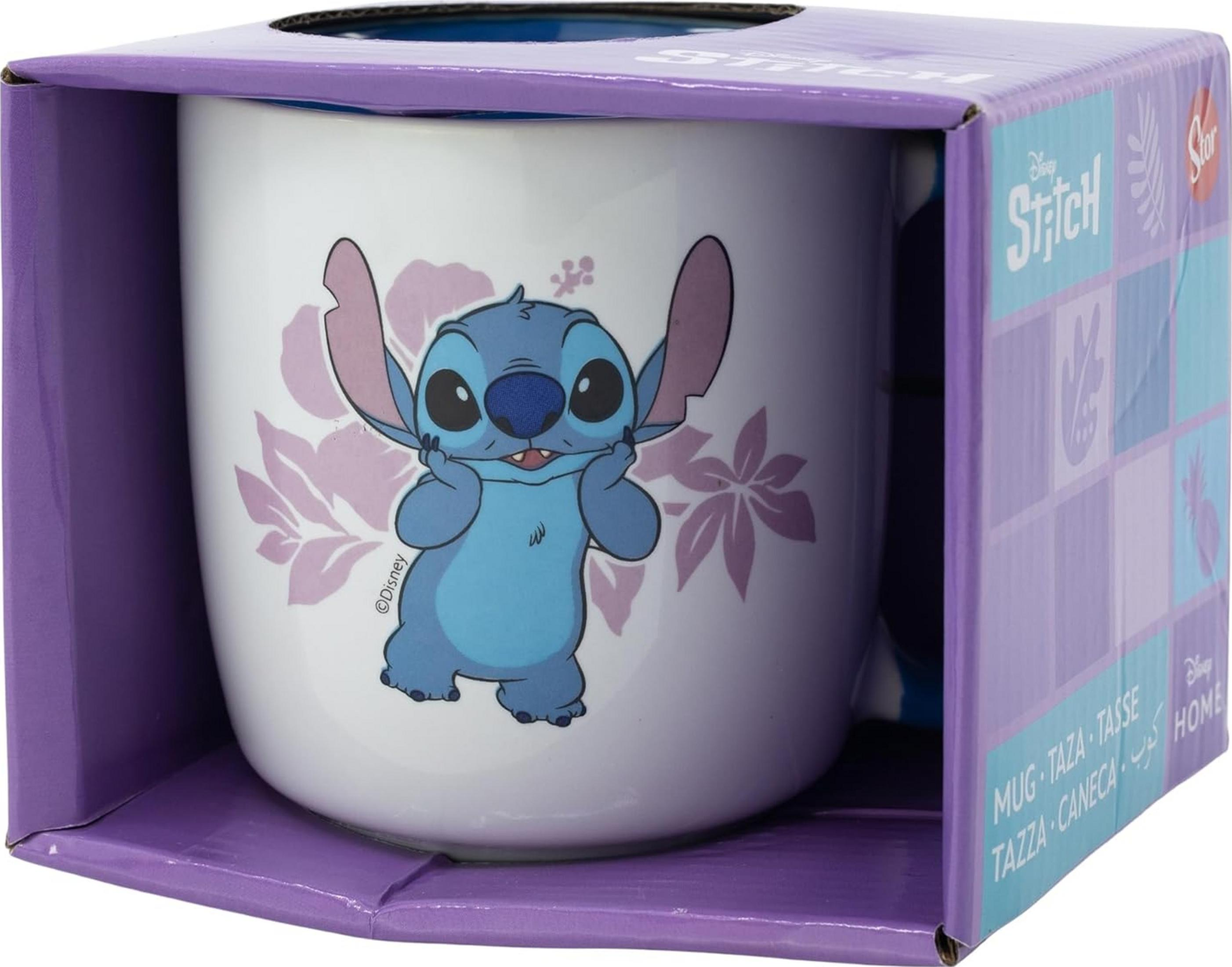 Una taza blanca con Stitch y flores, dentro de una caja morada.