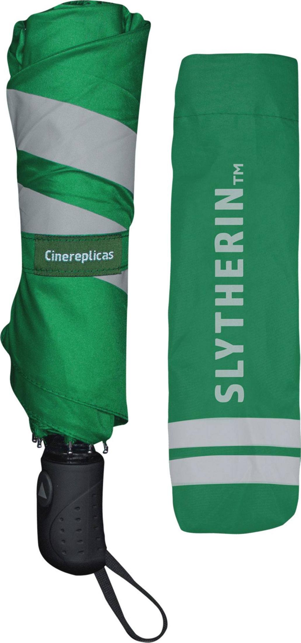 Un paraguas verde con rayas plateadas y un estuche a juego con estampado de Slytherin.