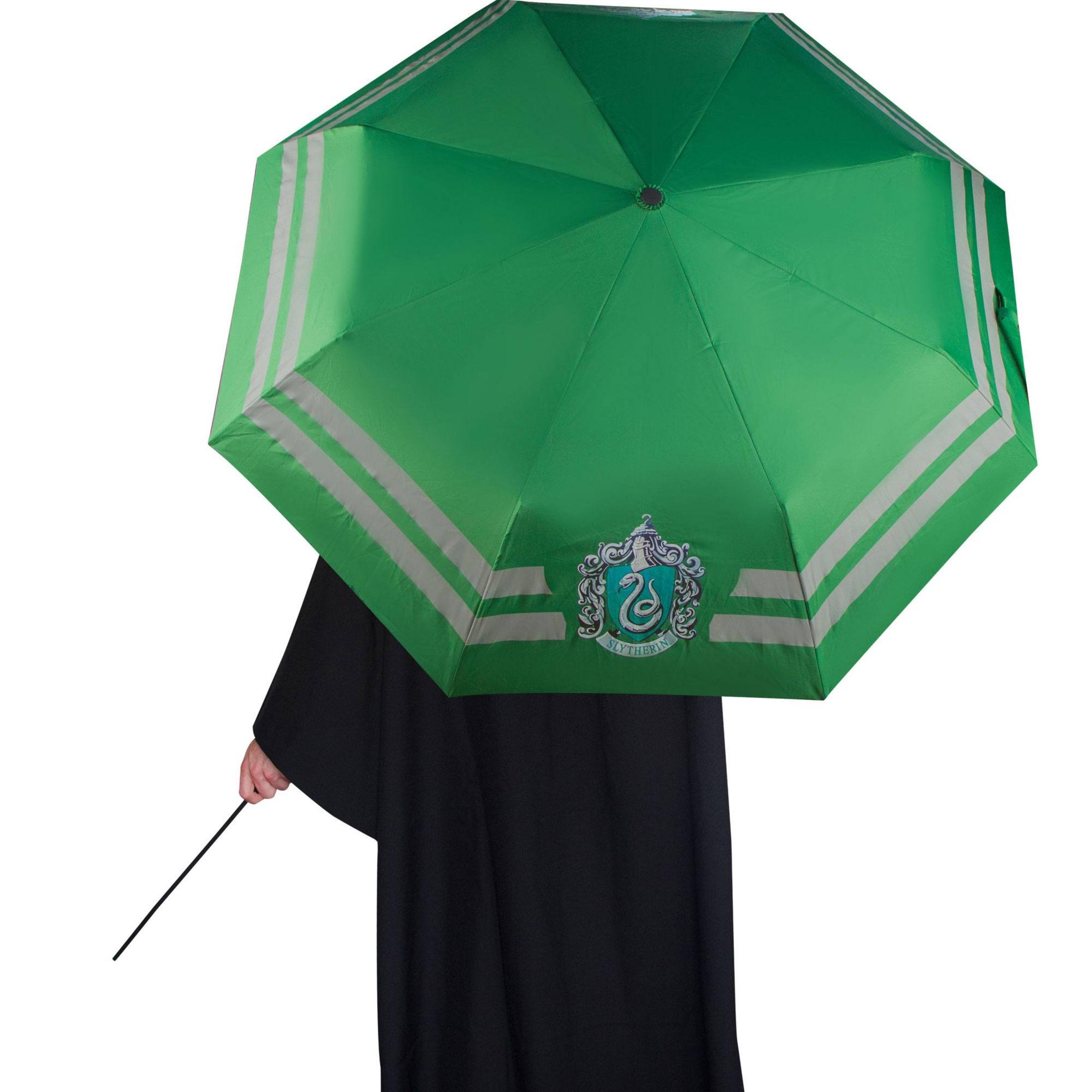 Paraguas verde con rayas plateadas y el escudo de Slytherin.