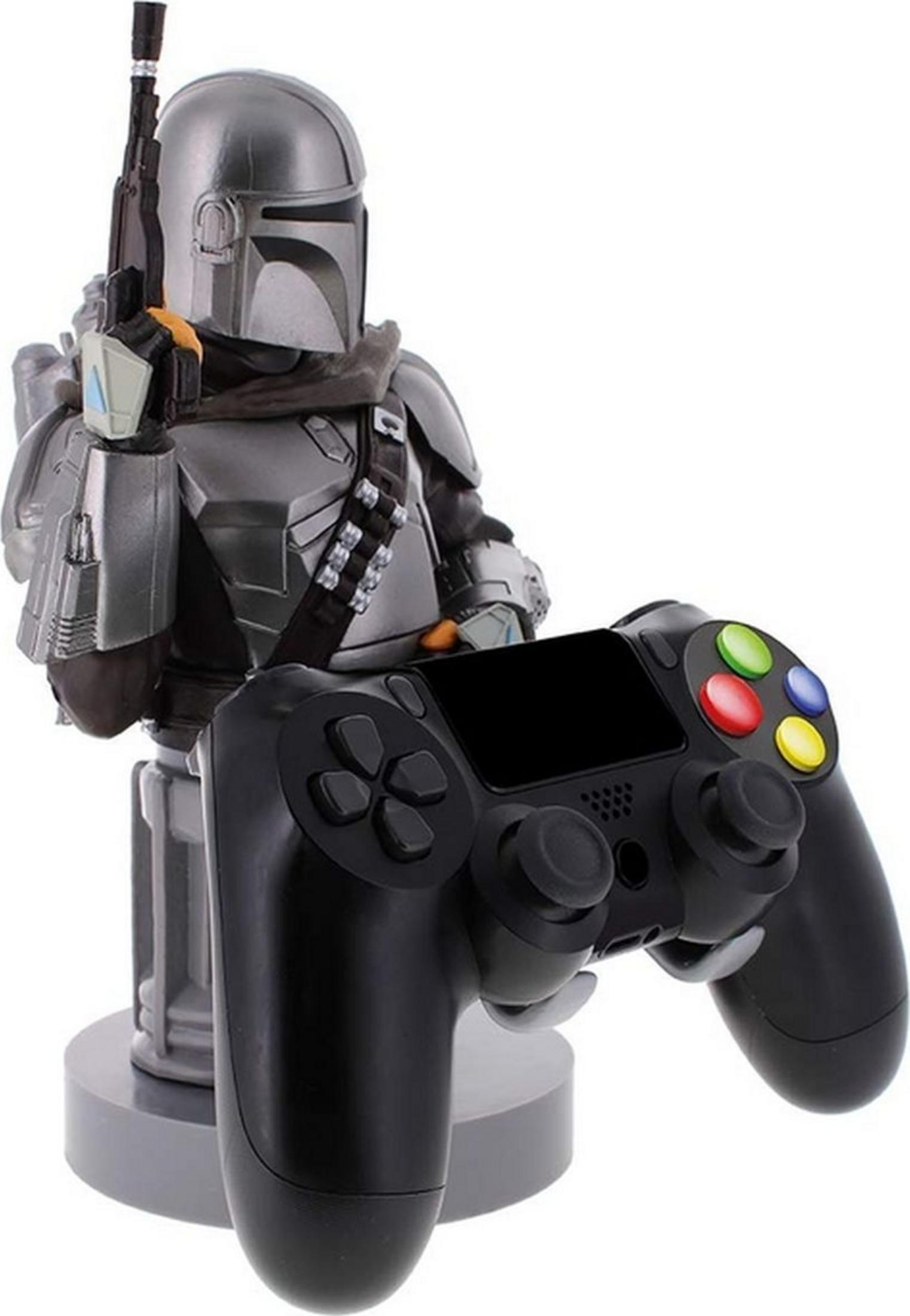 Una figura del Mandaloriano tiene un controller nero con pulsanti colorati.