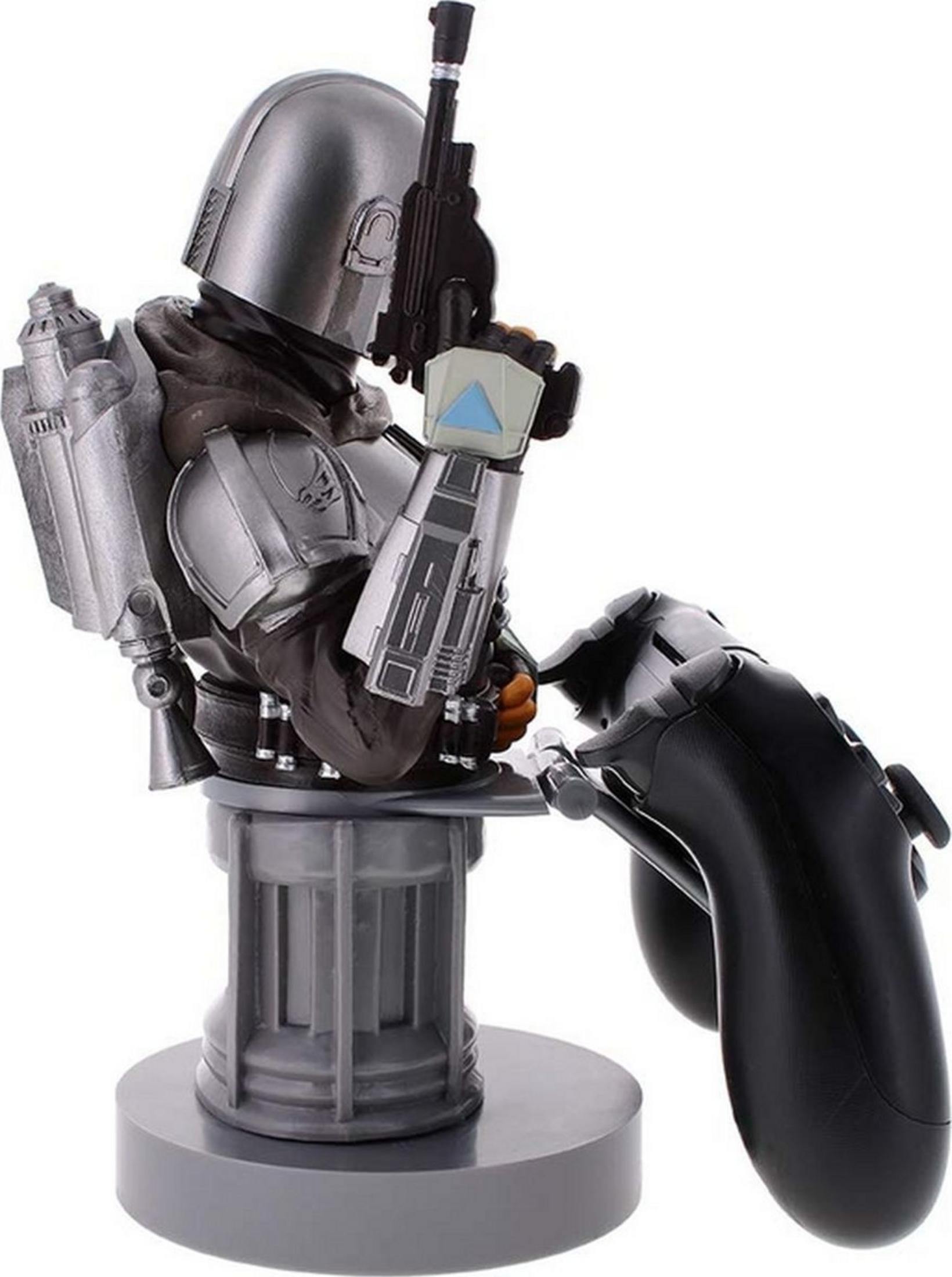 Statua del Mandaloriano con pistola su piedistallo, tiene controller.