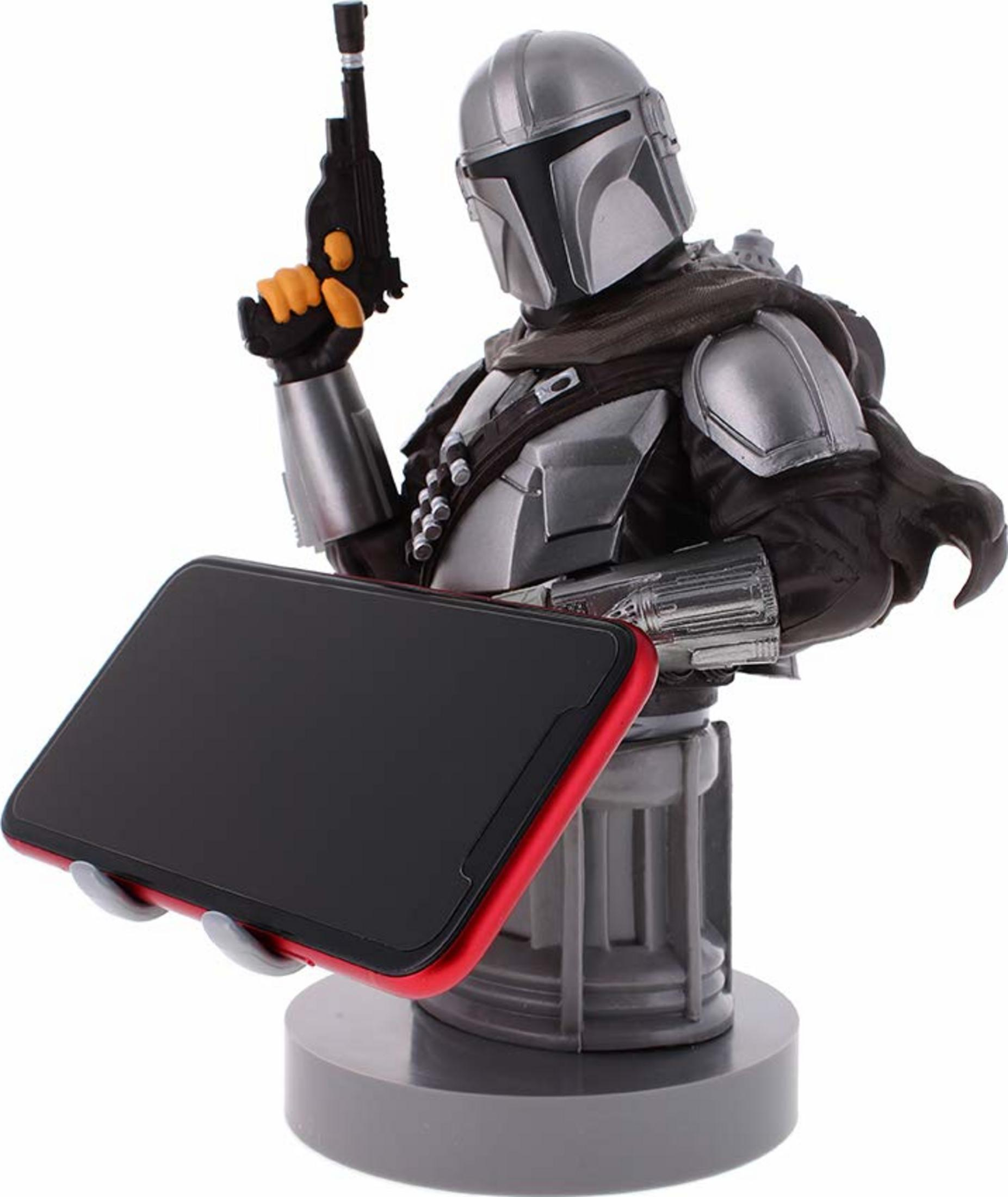 Statua Mandalorian regge uno smartphone con cornice rossa. Sfondo bianco.