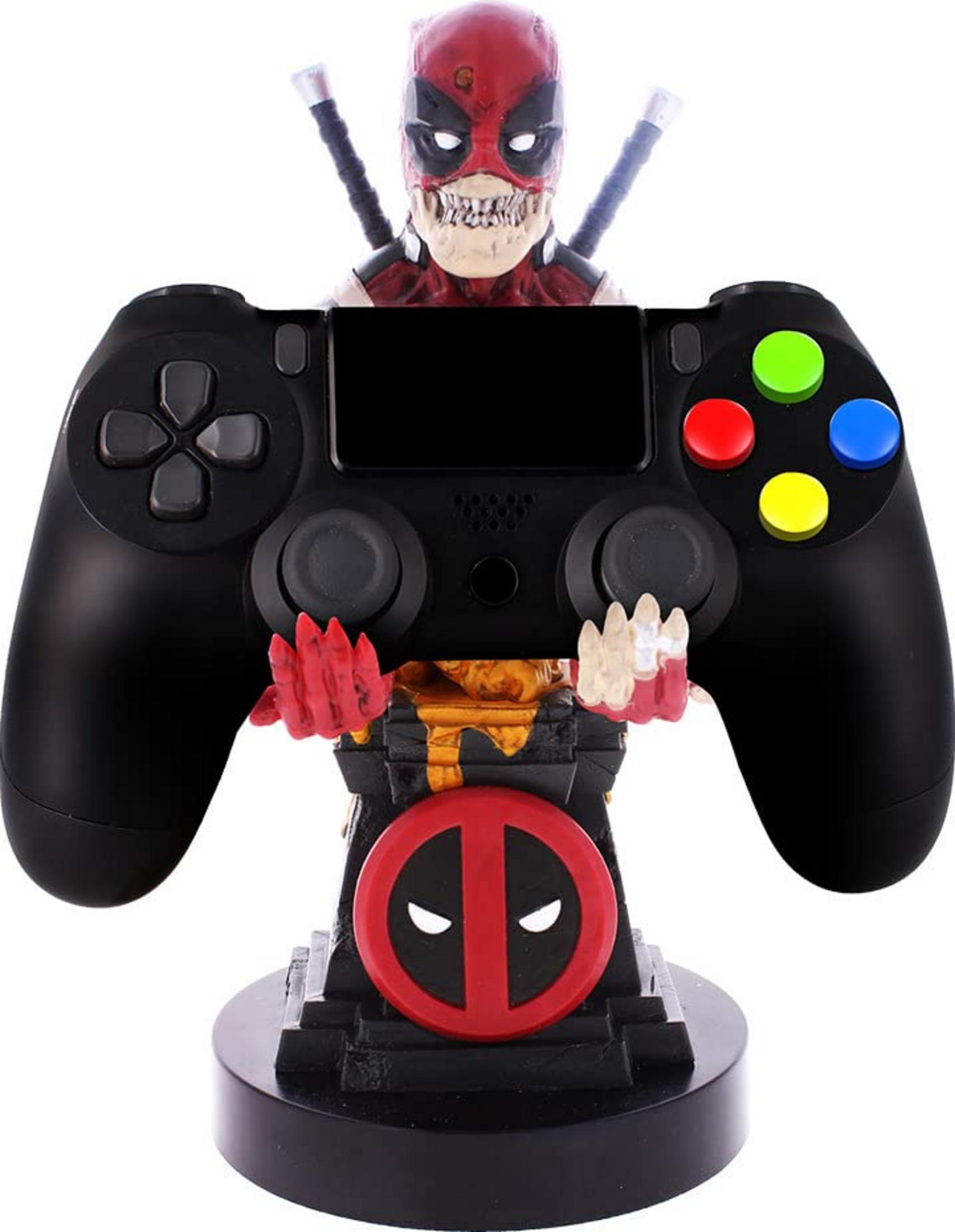 Statua di Deadpool tiene un controller nero con pulsanti colorati.
