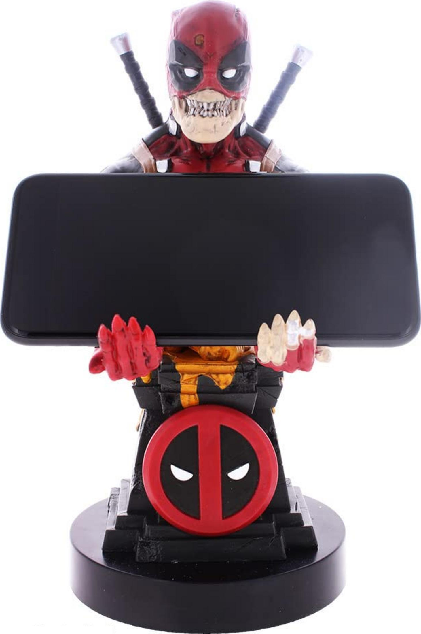 Statua di Deadpool che tiene uno smartphone, con dettaglio spada.