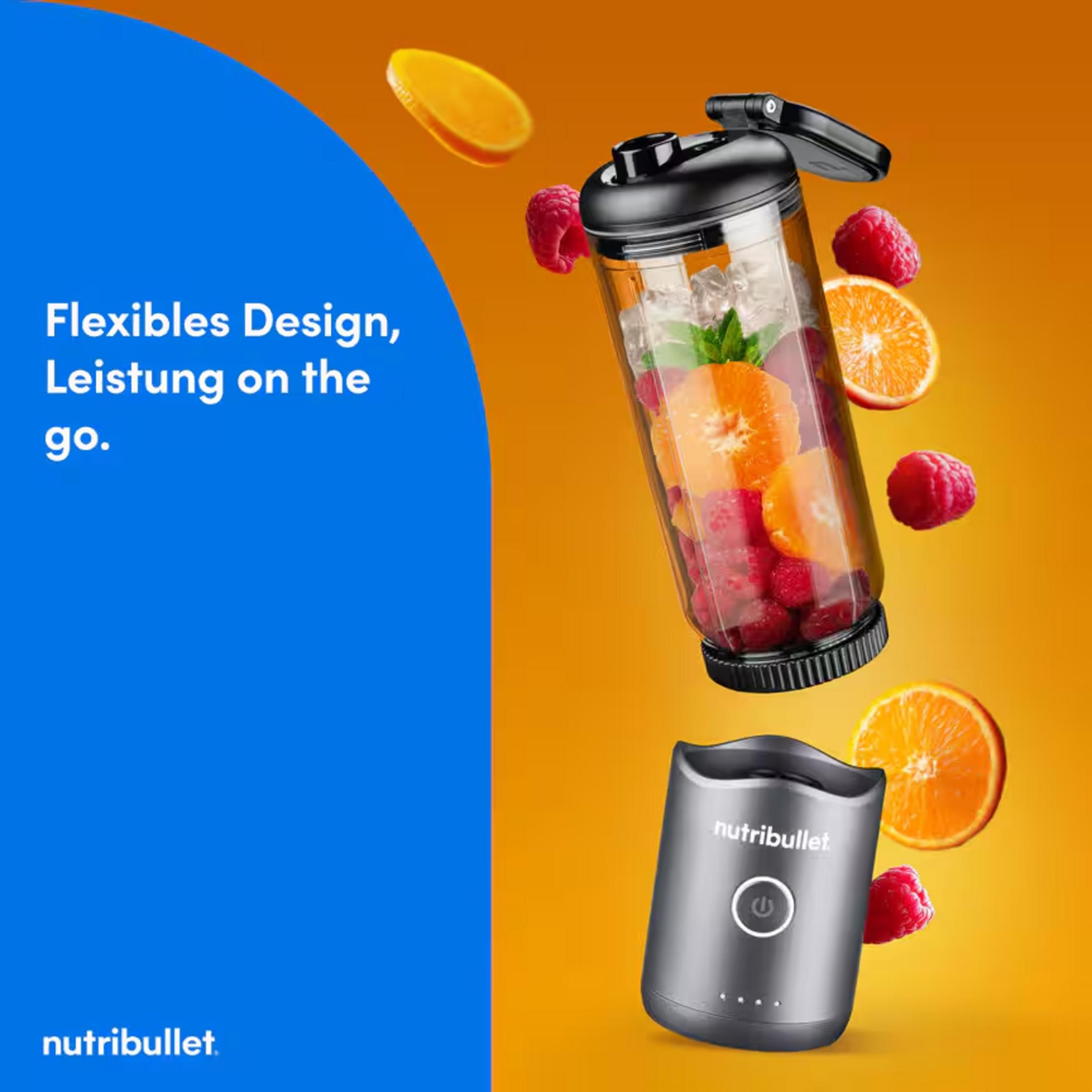 Un frullatore portatile con frutta e ghiaccio. Una base argento per frullatore a destra.