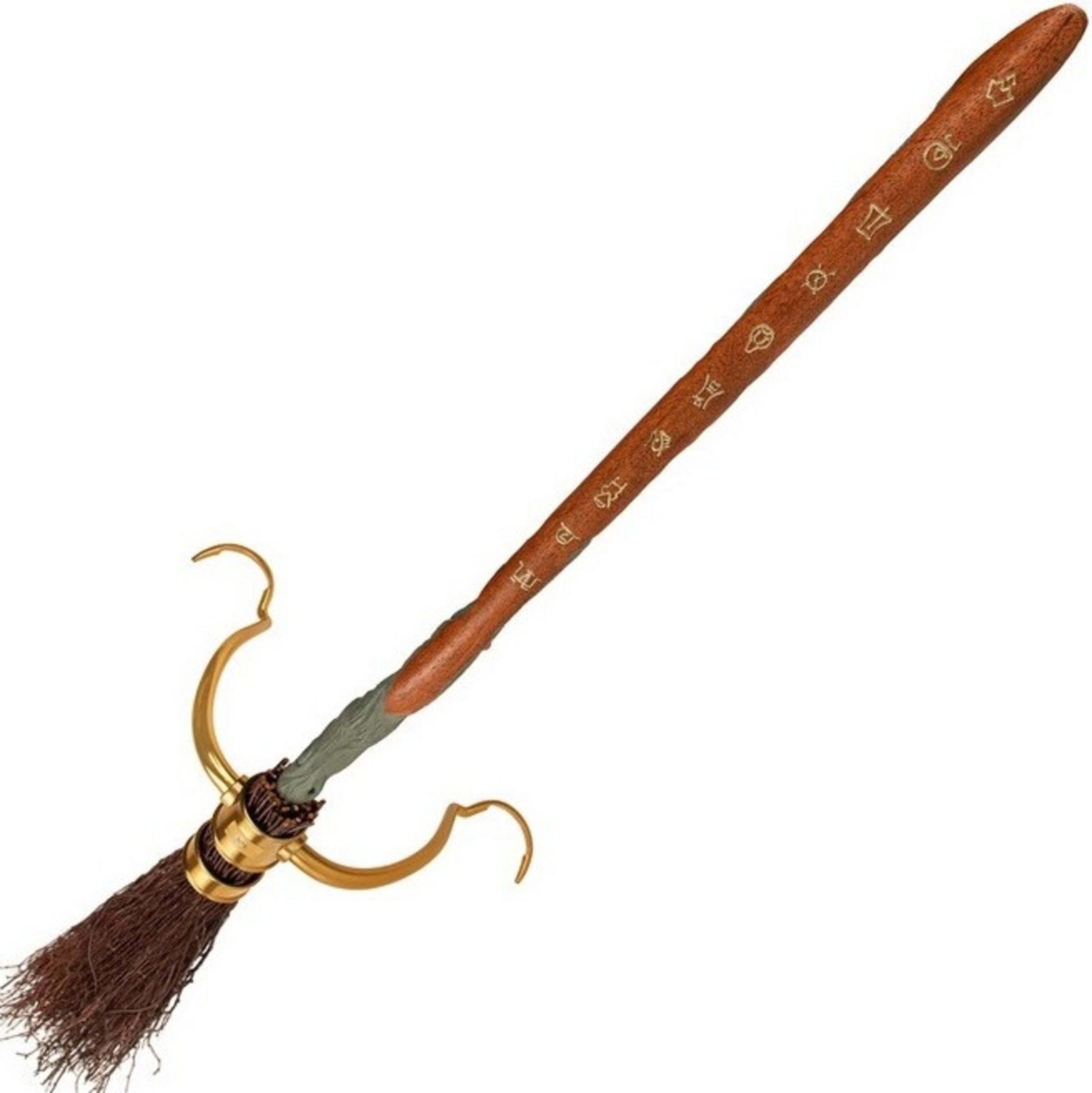 Una scopa di legno con anelli dorati e setole marroni.