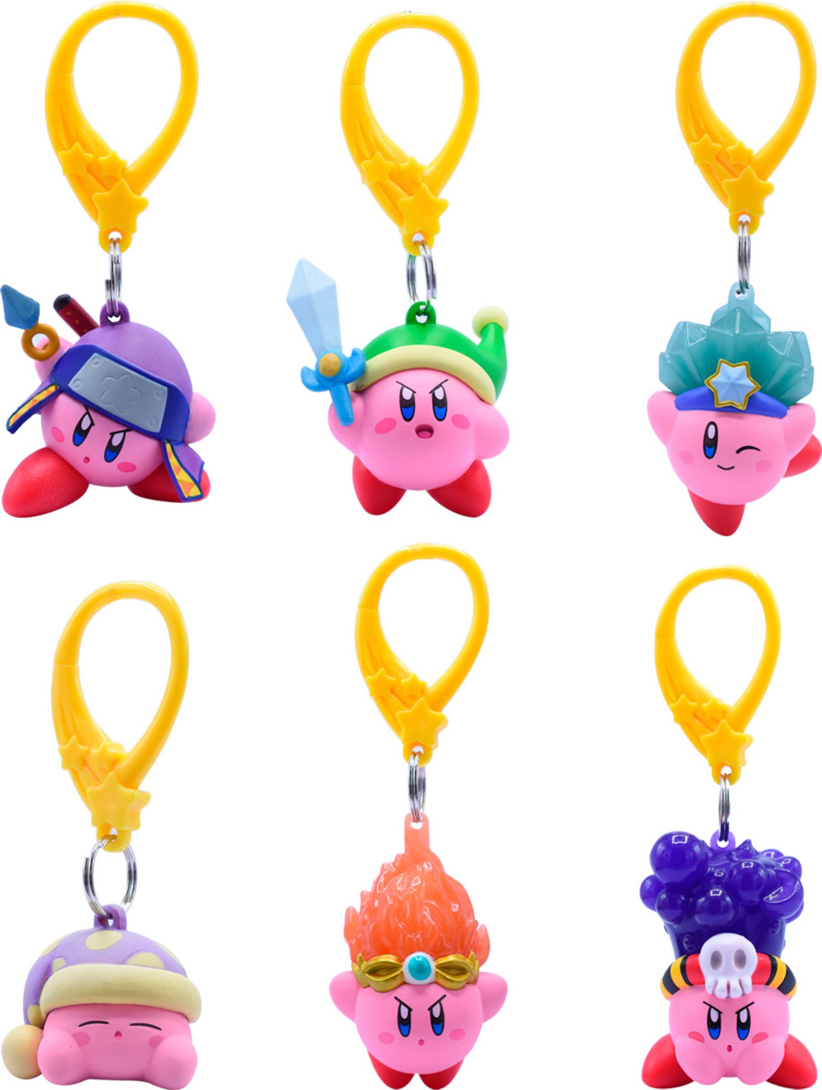 Sechs Kirby-Schlüsselanhänger mit verschiedenen Outfits: Ninja, Schwertkämpfer, Eisprinz, Schläfer, Feuer und Totenkopf.