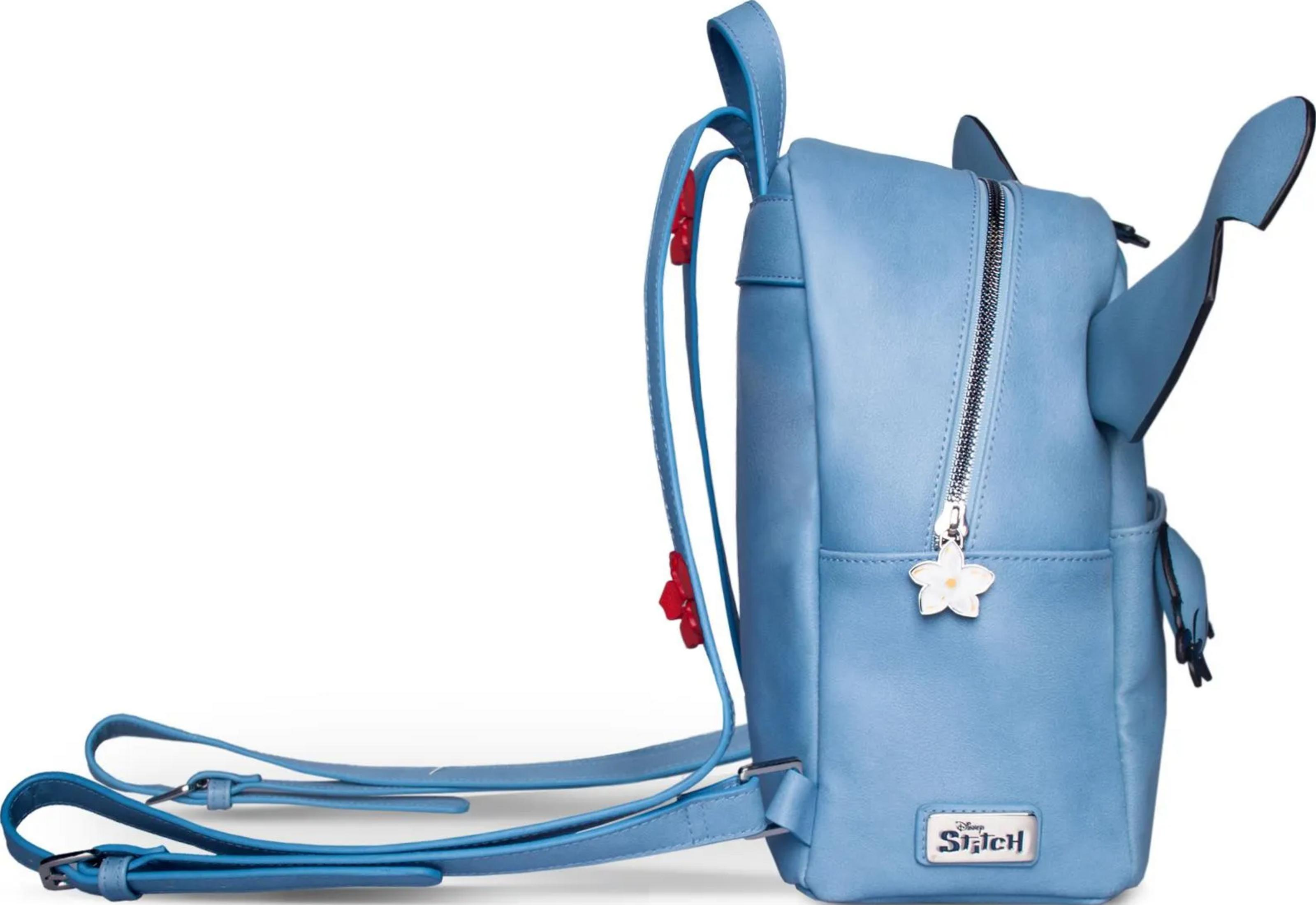 Hellblauer Rucksack mit Stitch-Ohren und Blumenanhänger.