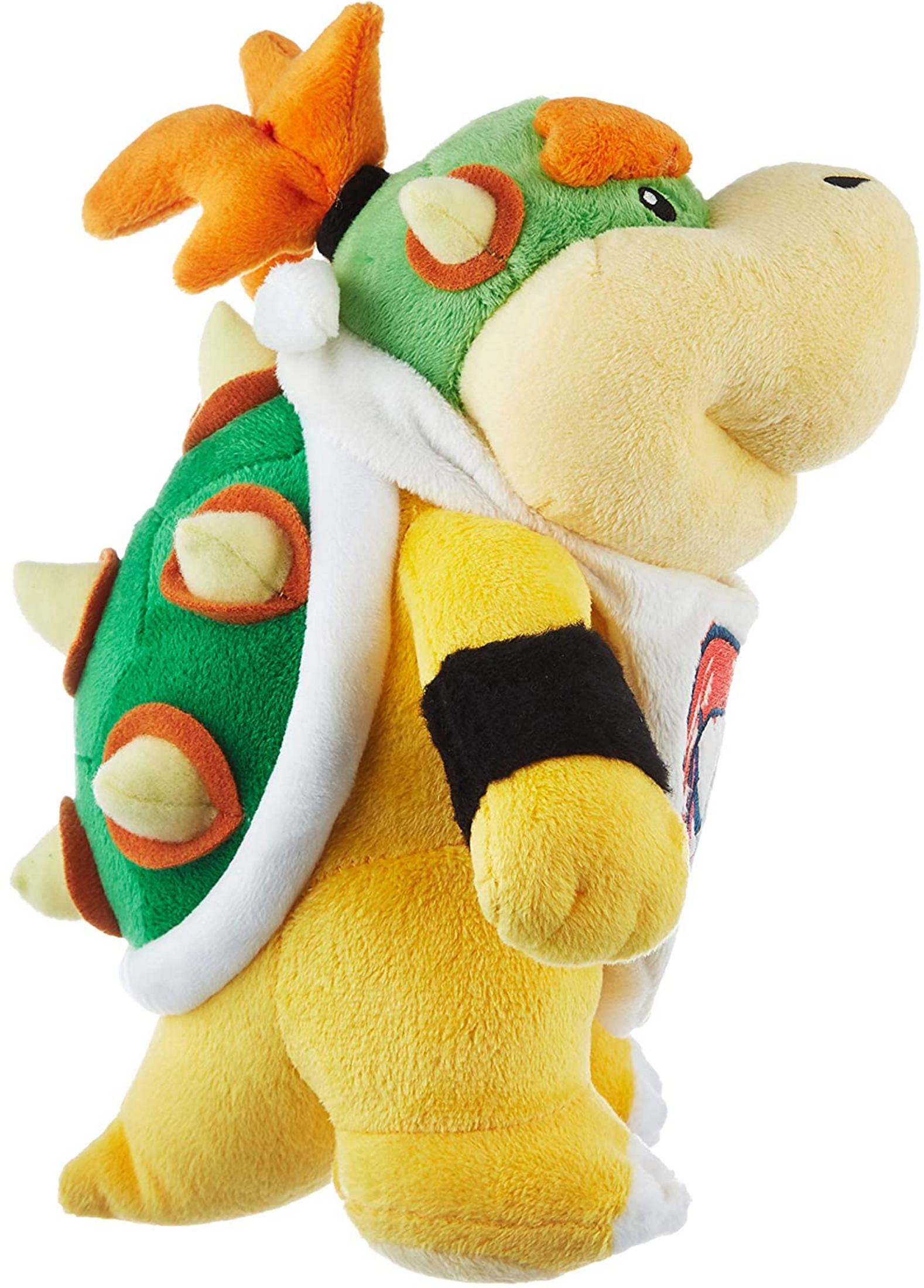 Ein Plüschtier von Bowser Jr. mit grünem Panzer, gelbem Körper und orangefarbenen Haaren.