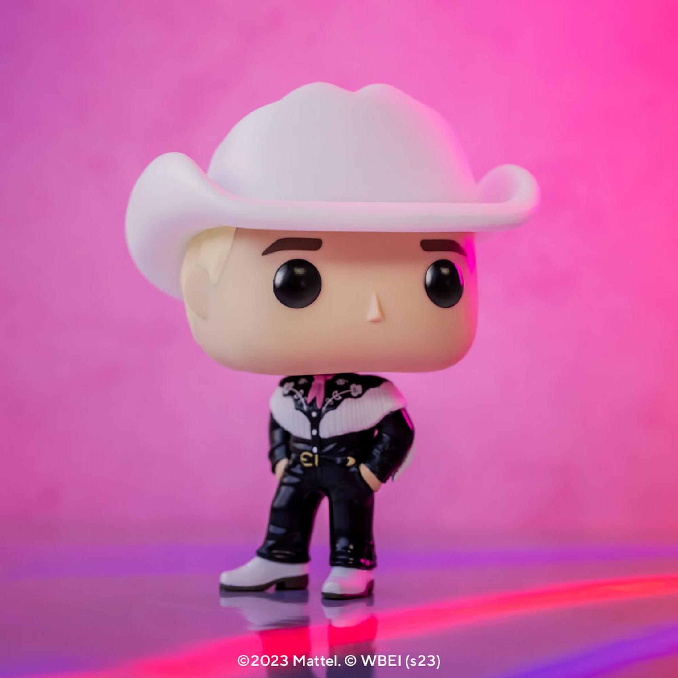 Figura Funko Pop con sombrero de vaquero blanco y traje negro sobre rosa.
