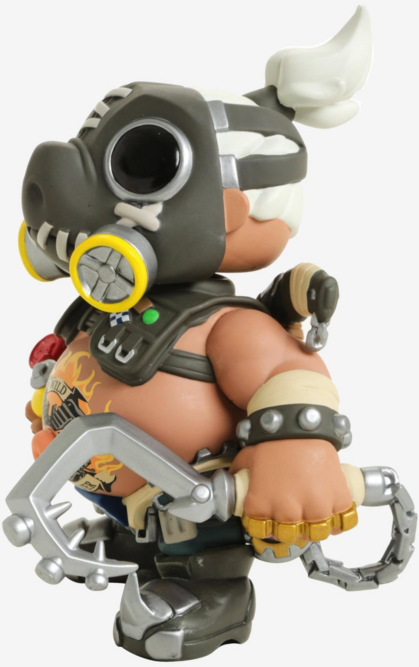 Eine Figur mit Gasmaske, Tätowierungen und einer Hakenhand.