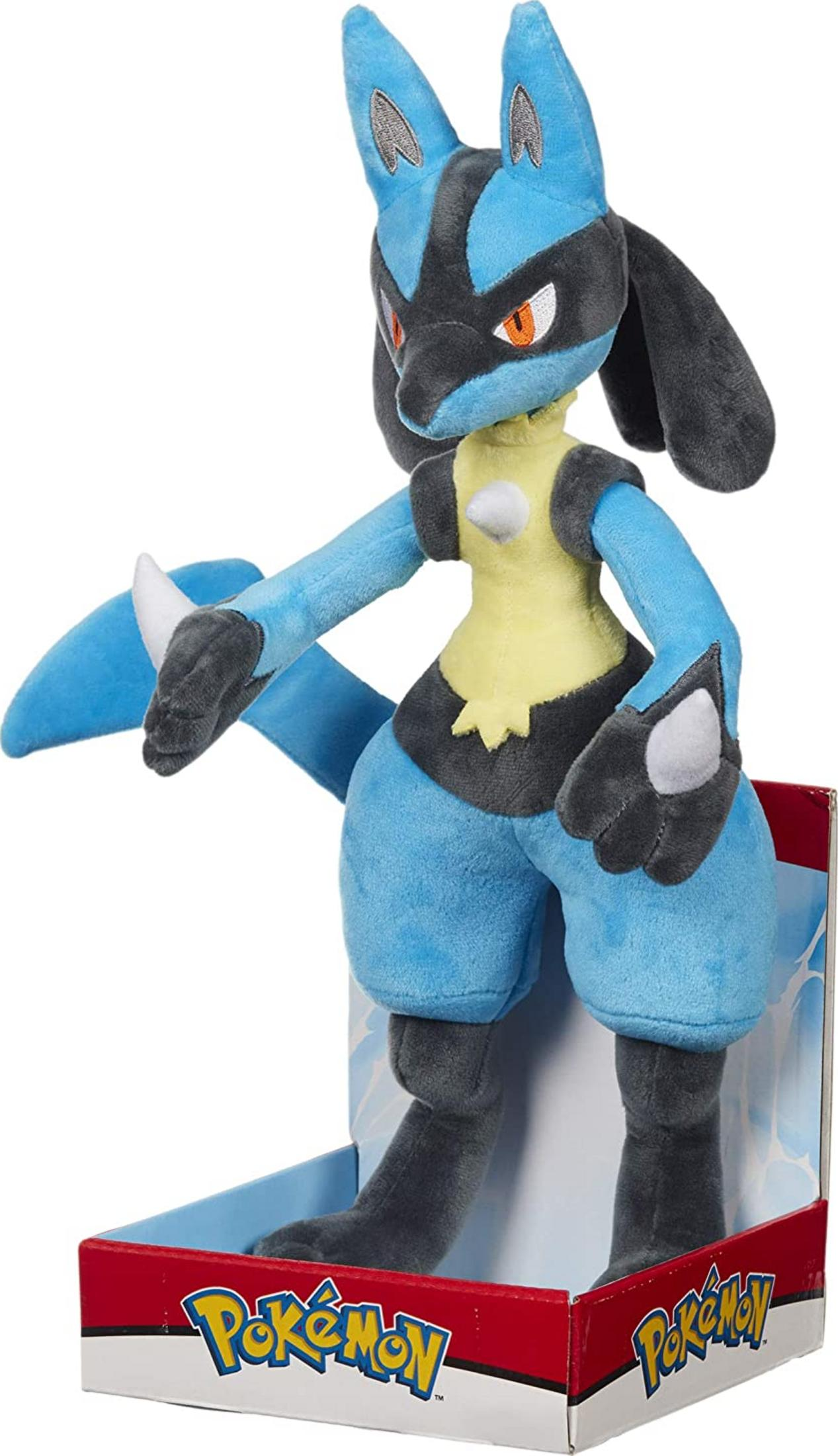 Ein blaues und graues Plüschtier des Pokémon Lucario steht in einer roten und weißen Box.