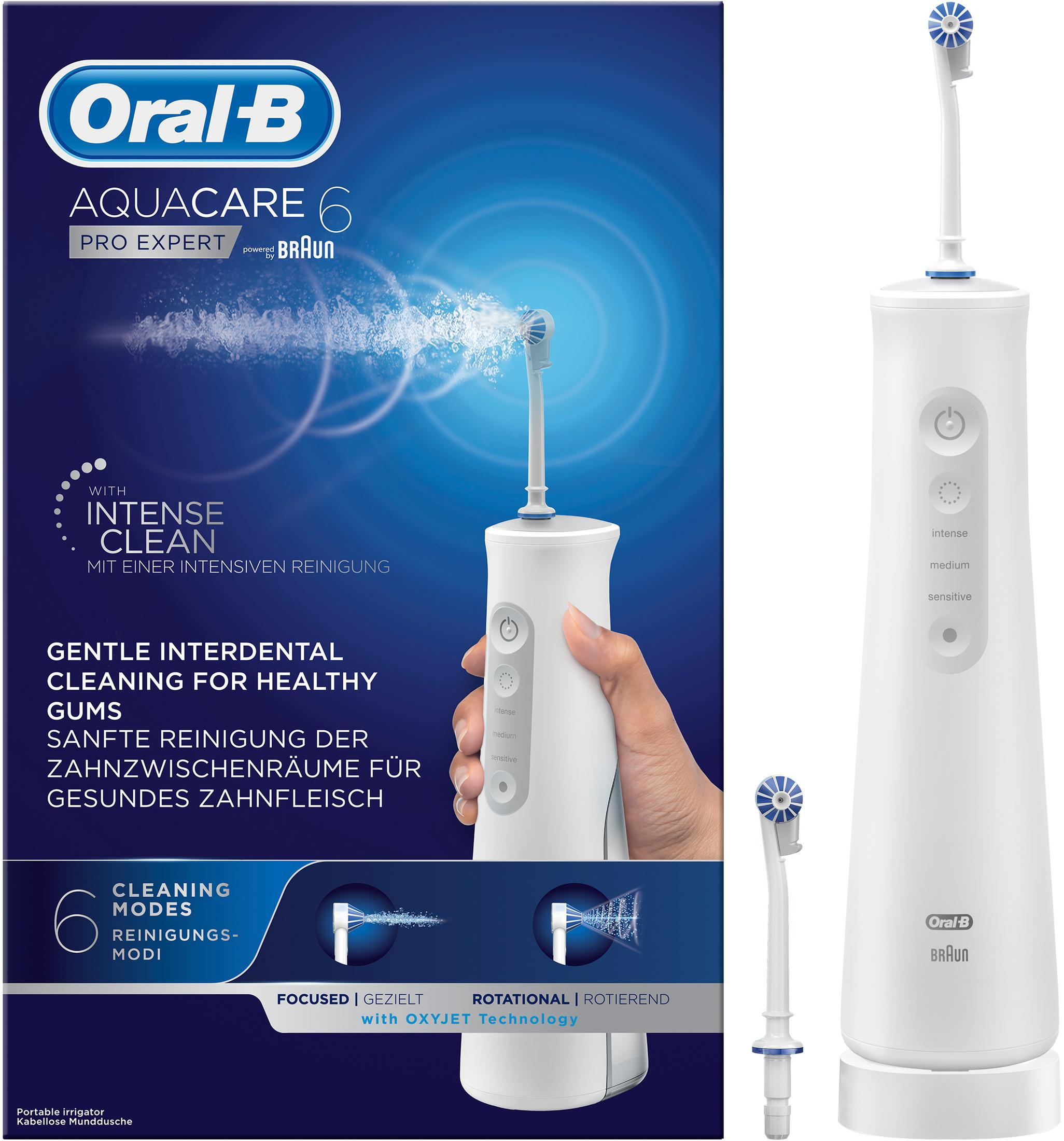 Oral-B Aquacare 6: Ein weißer Handbrause-Irrigator mit Aufsätzen und drei Reinigungsmodi.