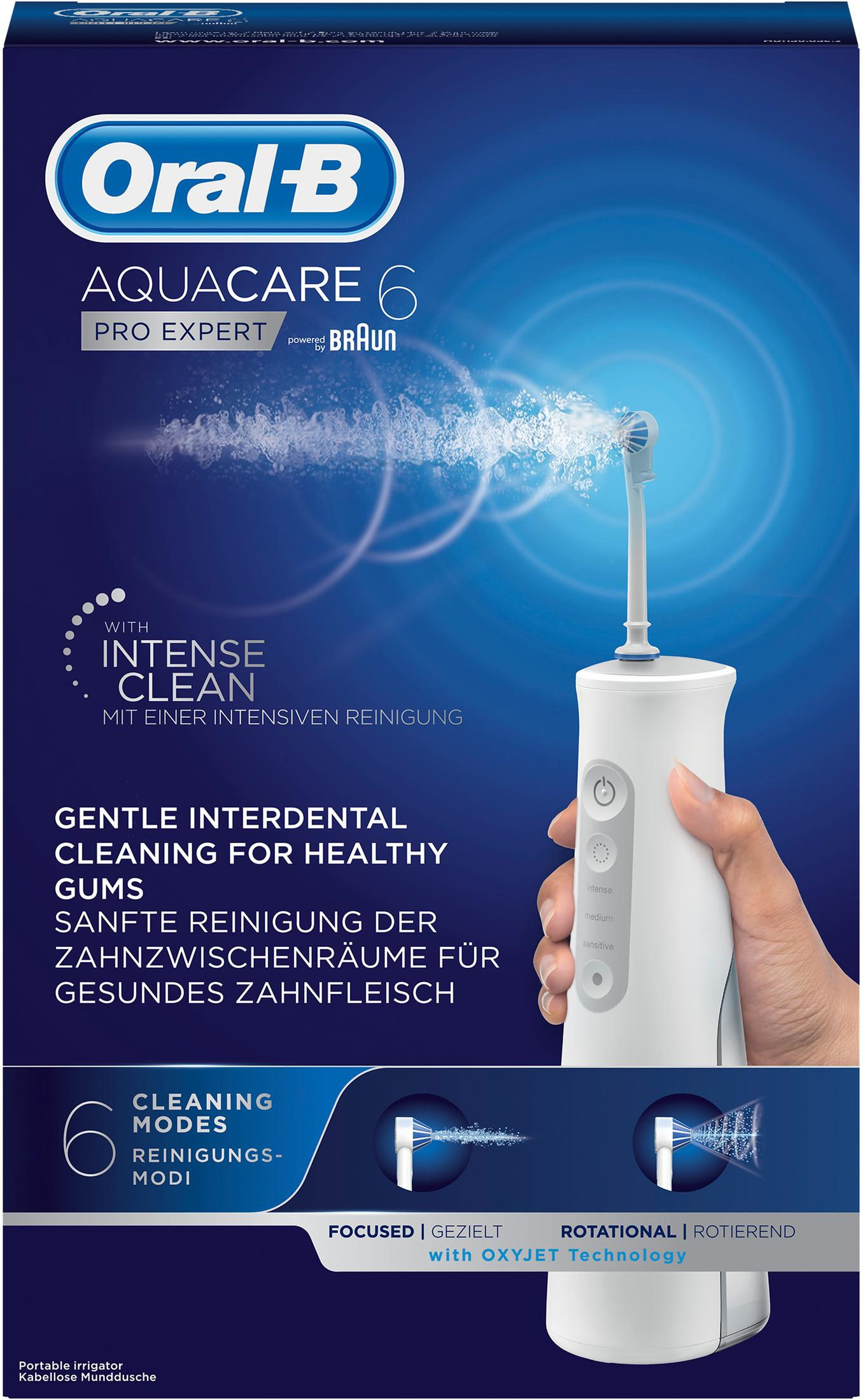 Oral-B Aquacare 6 mit Brauns Technologie, in einer Hand gehalten.