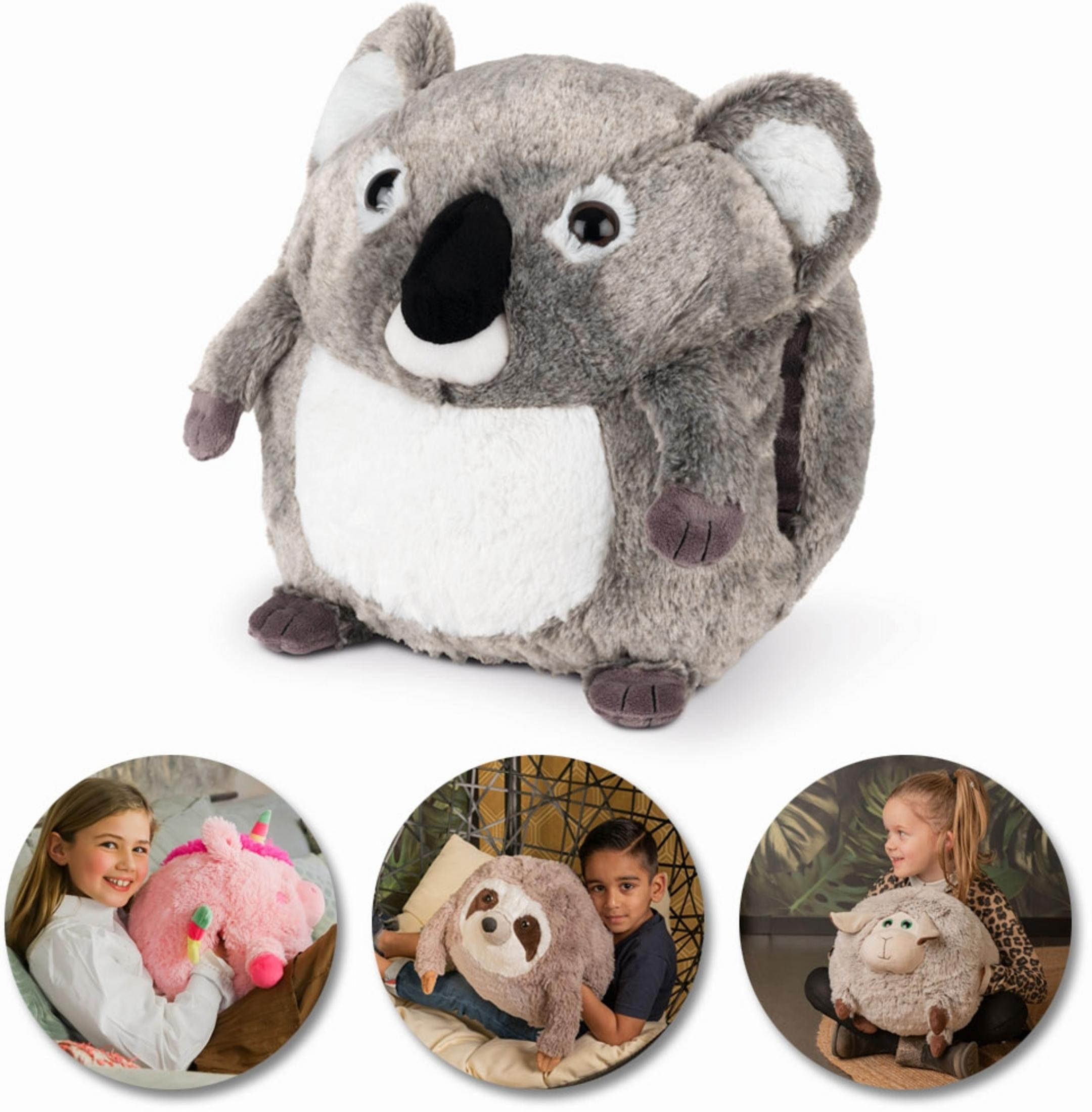 Ein flauschiges Koala-Stofftier sitzt, daneben drei Kinder mit Stofftieren.