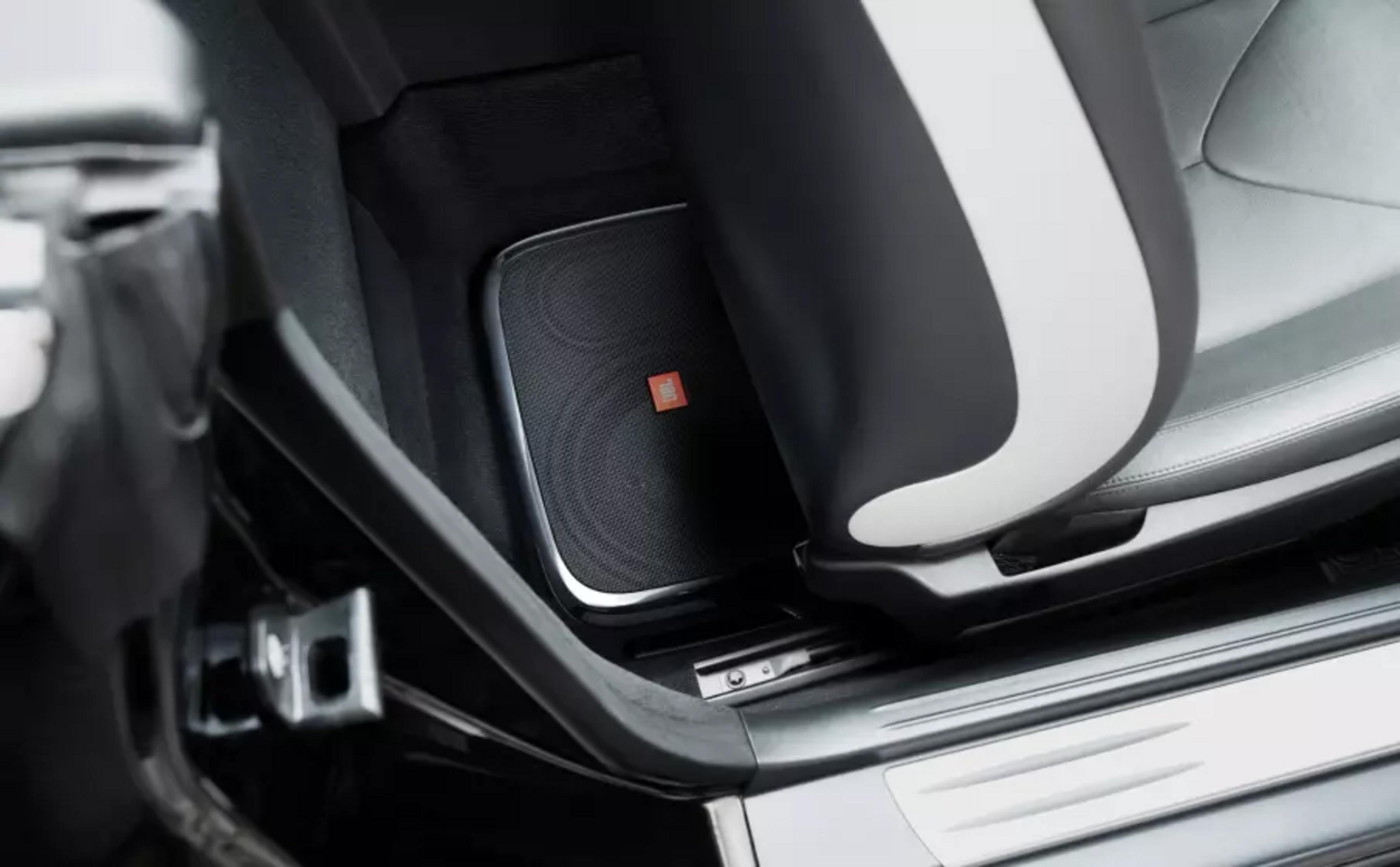 Griglia altoparlante con logo JBL in un'auto vicino al sedile.