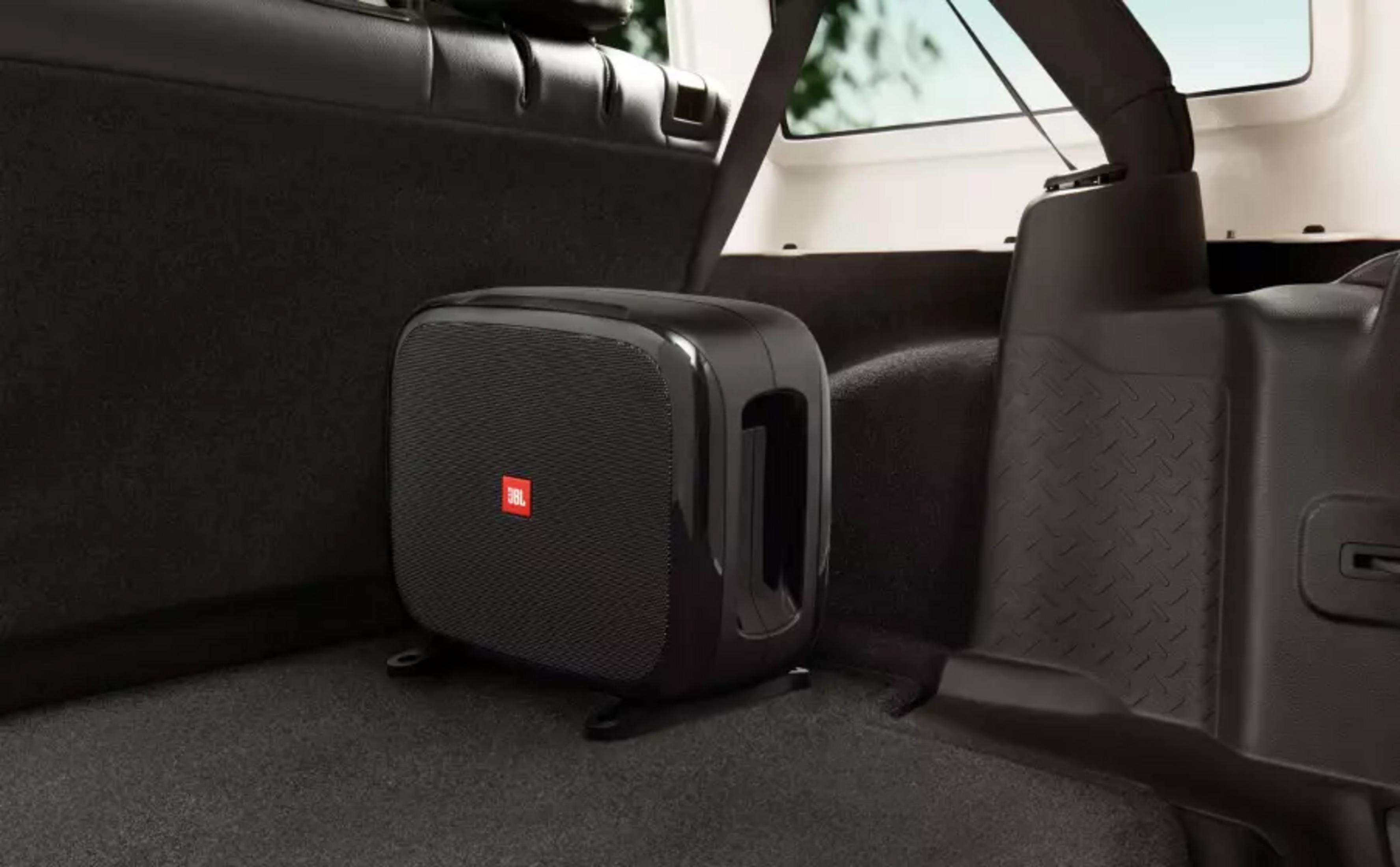 Altoparlante JBL nero nell'area di carico di un veicolo.