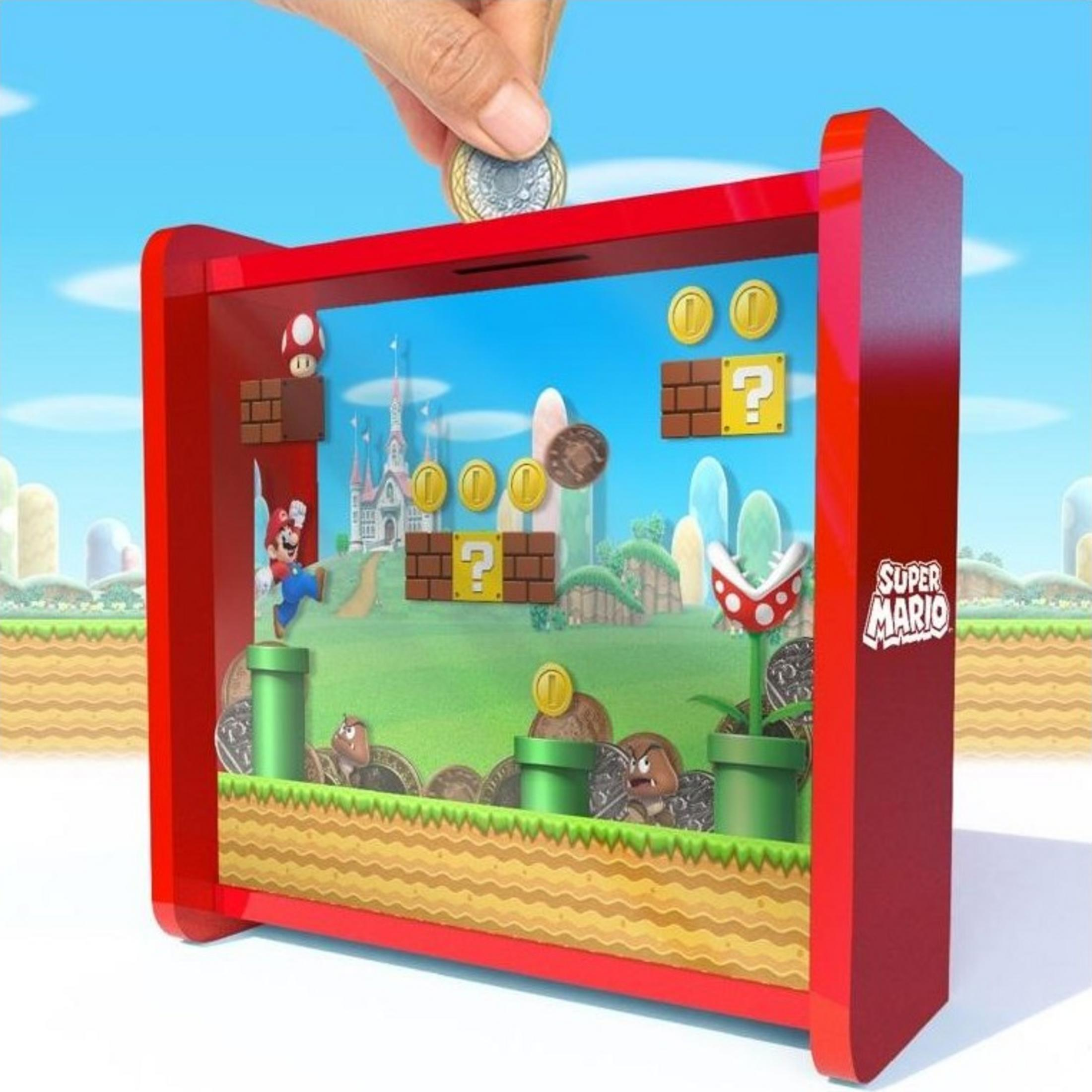 Eine Hand wirft eine Münze in einen roten Super Mario Sparschwein. Pilze, Münzen, Goombas.