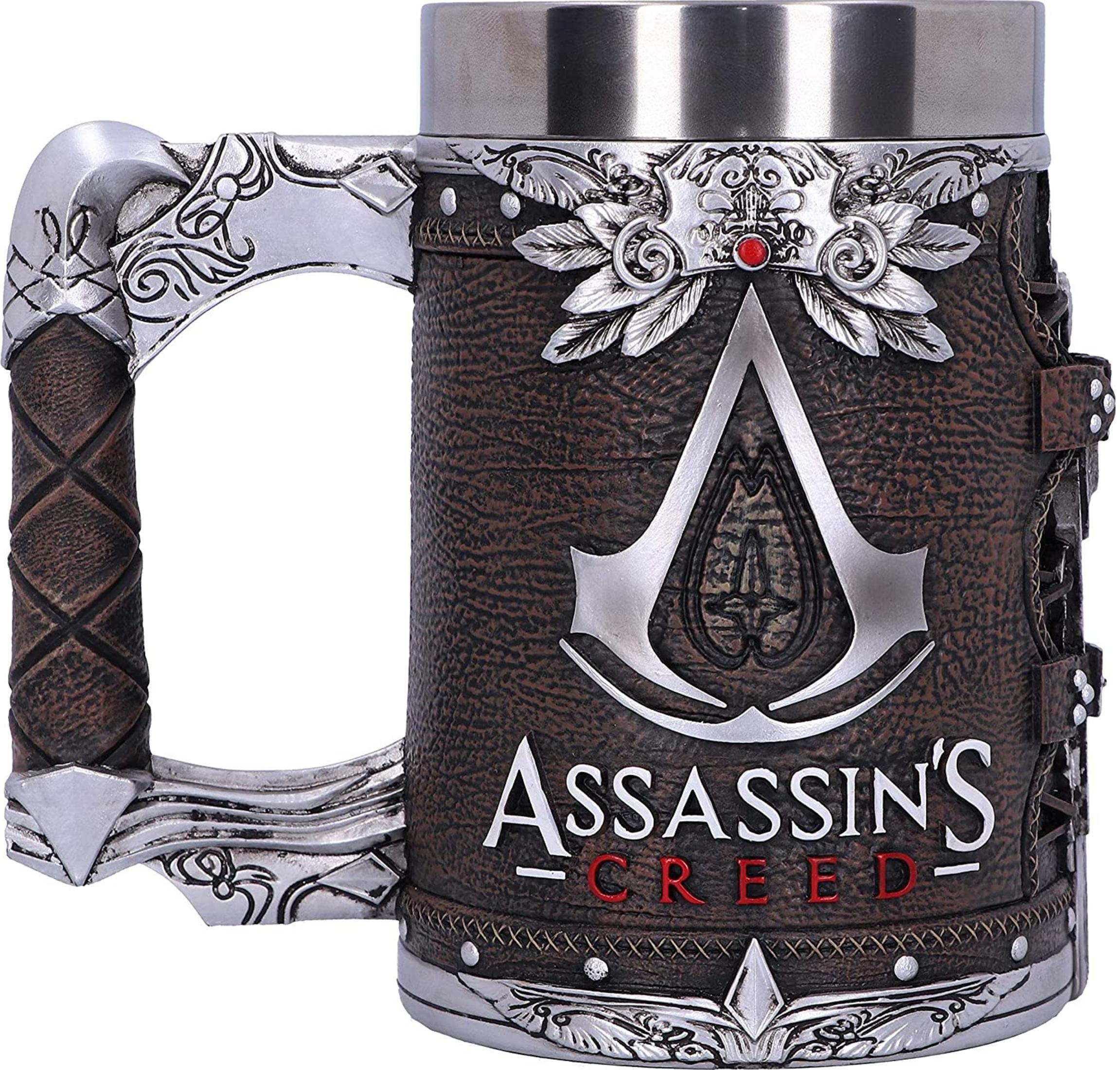 Brauner Becher mit Assassins Creed-Logo und silbernen Verzierungen.