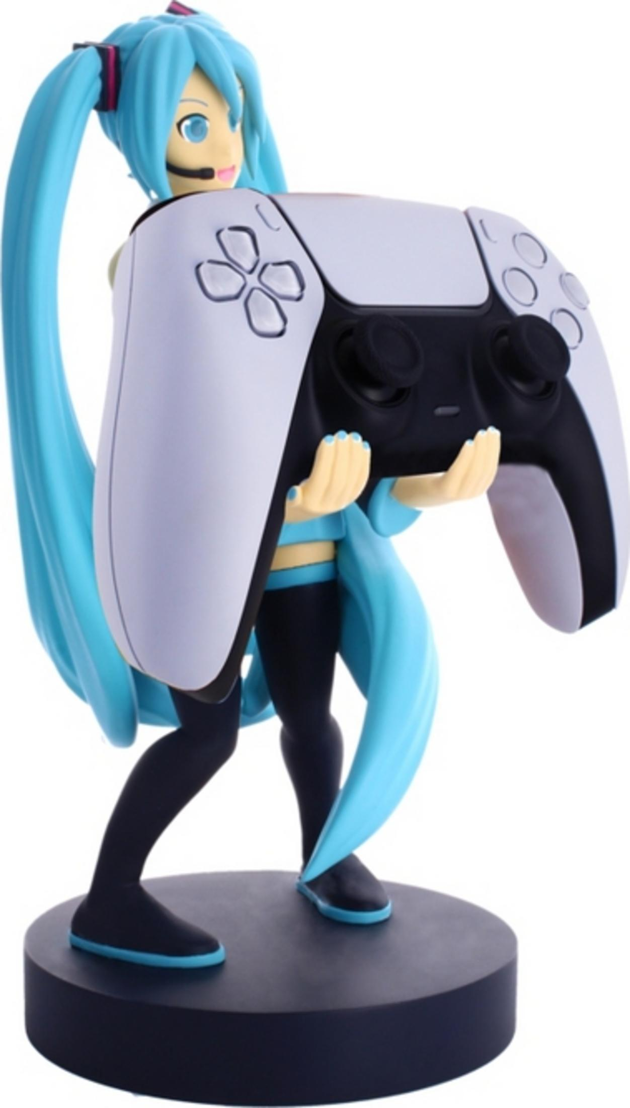 Una figura di Miku che tiene un controller da gioco bianco.