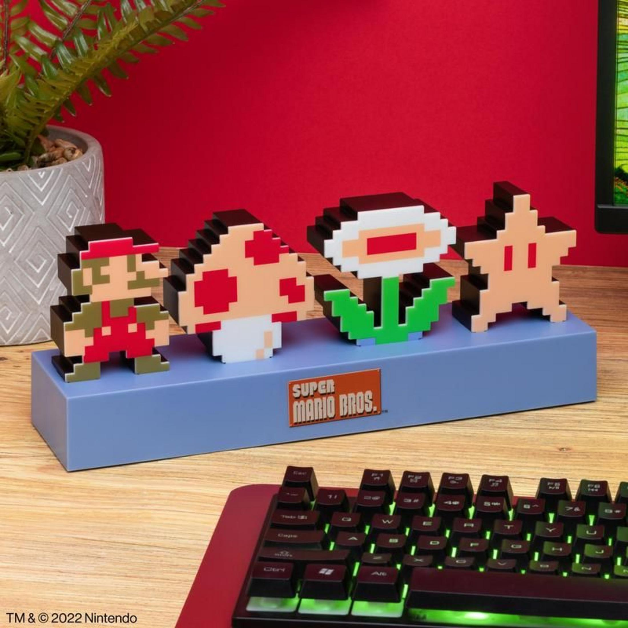 Pikselowe Mario, grzyb, roślina Piranha i gwiazda na niebieskiej podstawce z logo Super Mario Bros.