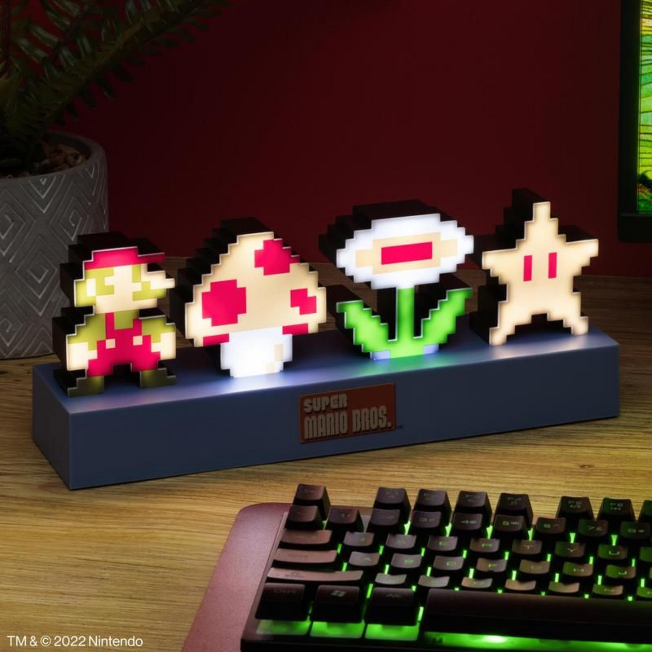 Grafika pikselowa Mario: Mario, grzyb, roślina, gwiazda na ciemnej podstawie.