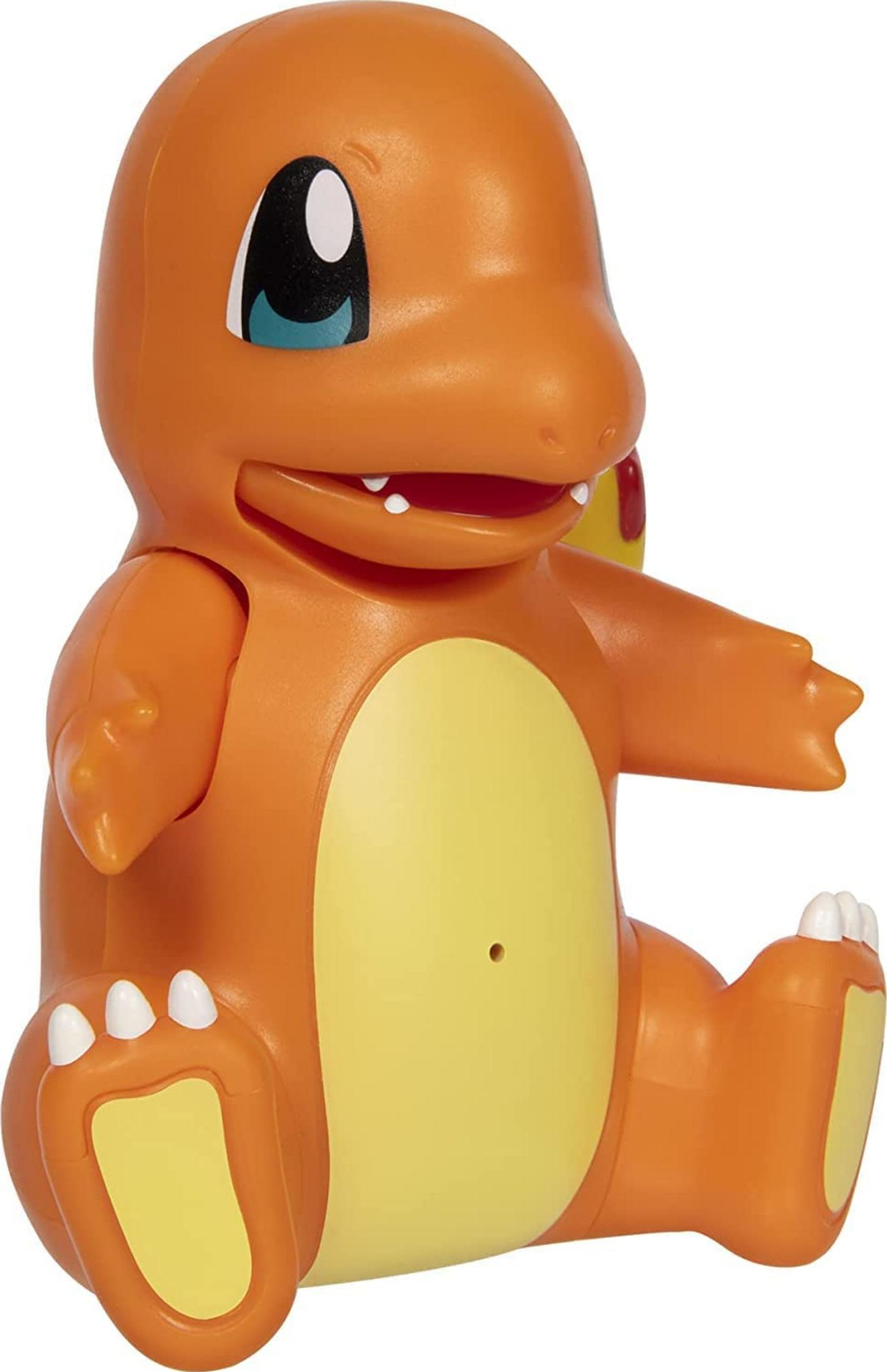 Orange Charmander Spielzeugfigur mit gelbem Bauch, sitzt mit nach vorne gerichteten Armen.
