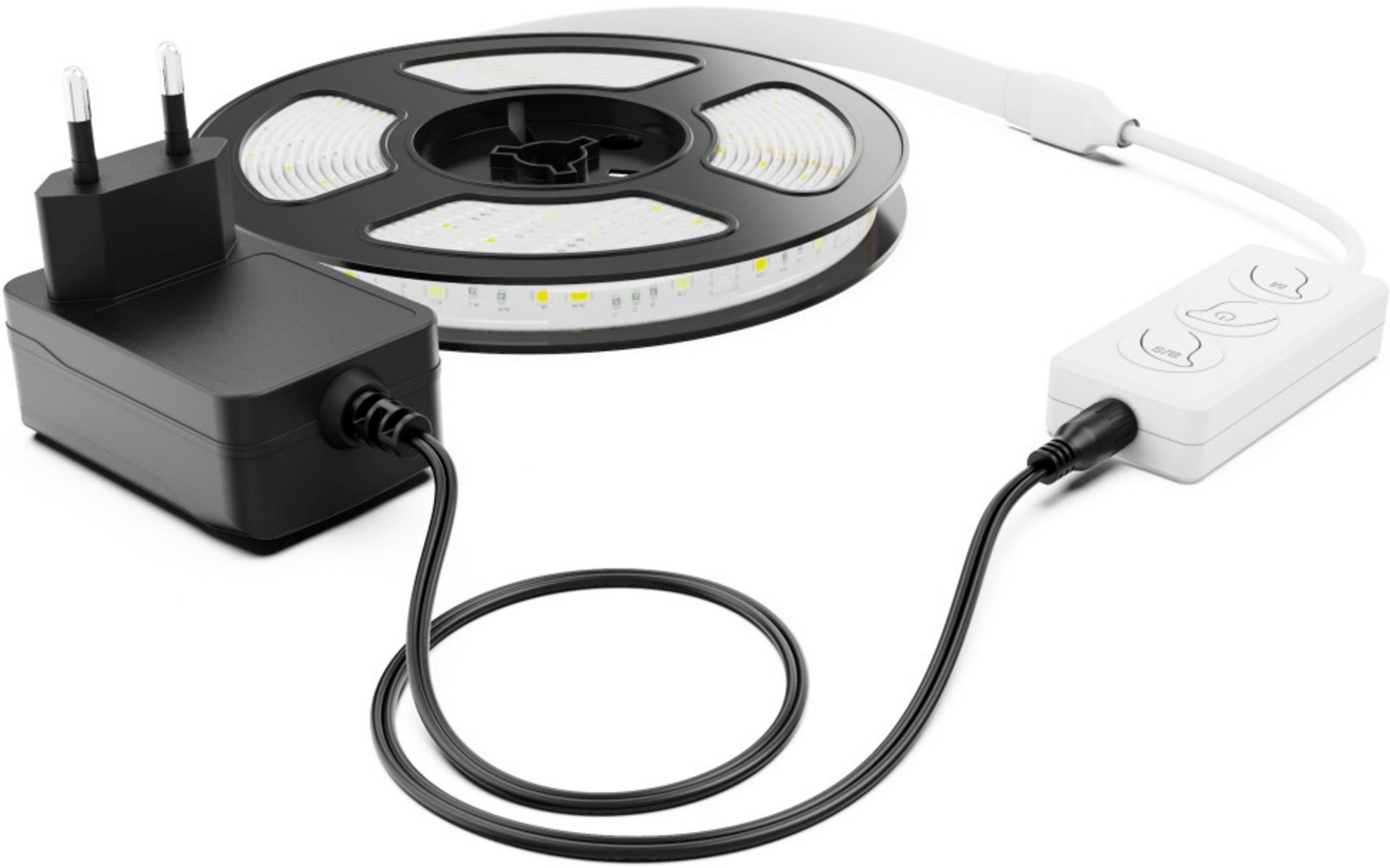 Zasilacz, szpulka taśmy LED i pilot na białym tle.