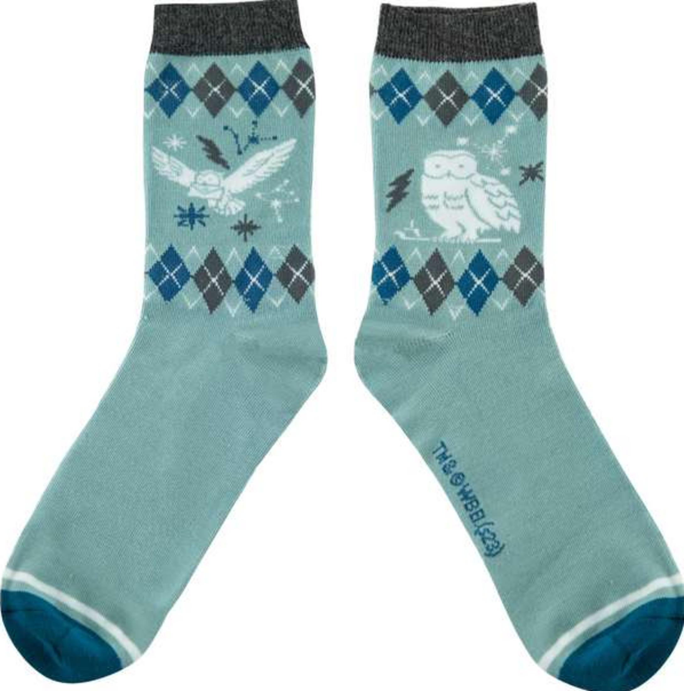Hellblaue Socken mit Eulen- und Sternenmuster, grau-blauem Argyle-Muster.