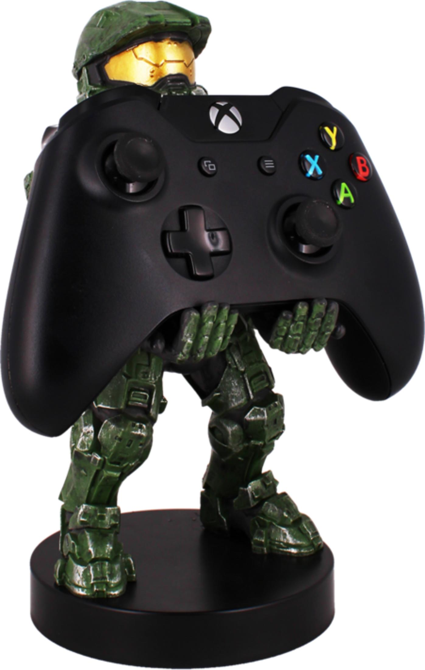 Statua di Master Chief che tiene un controller Xbox nero su una base nera.