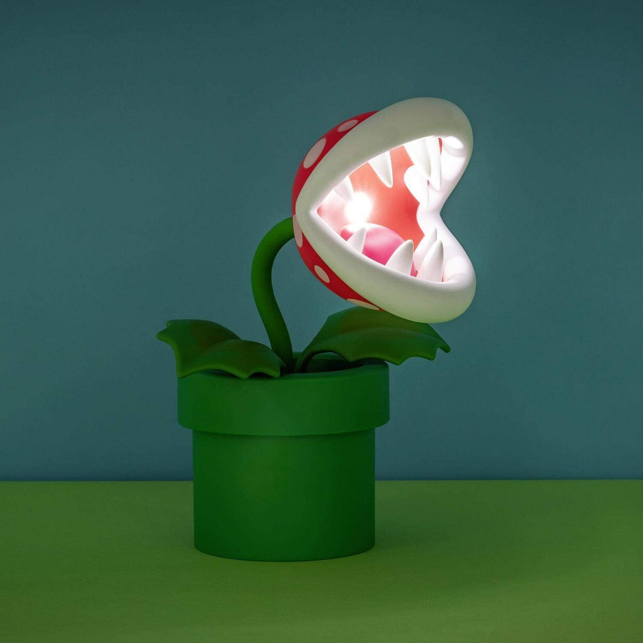 Lampa Piranha Plant z ostrymi białymi zębami i czerwoną głową.