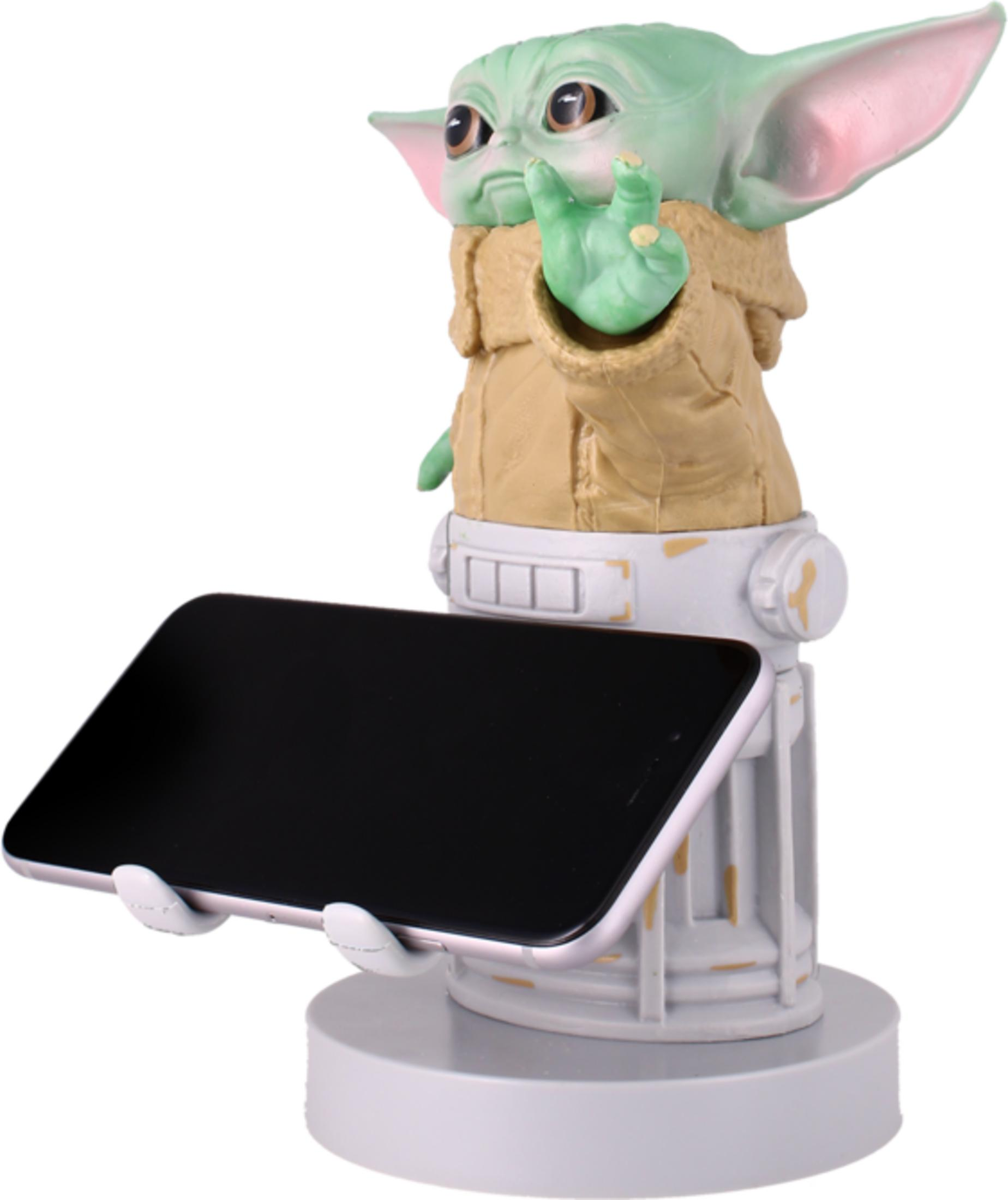 Statua di Baby Yoda che tiene uno smartphone su un supporto.
