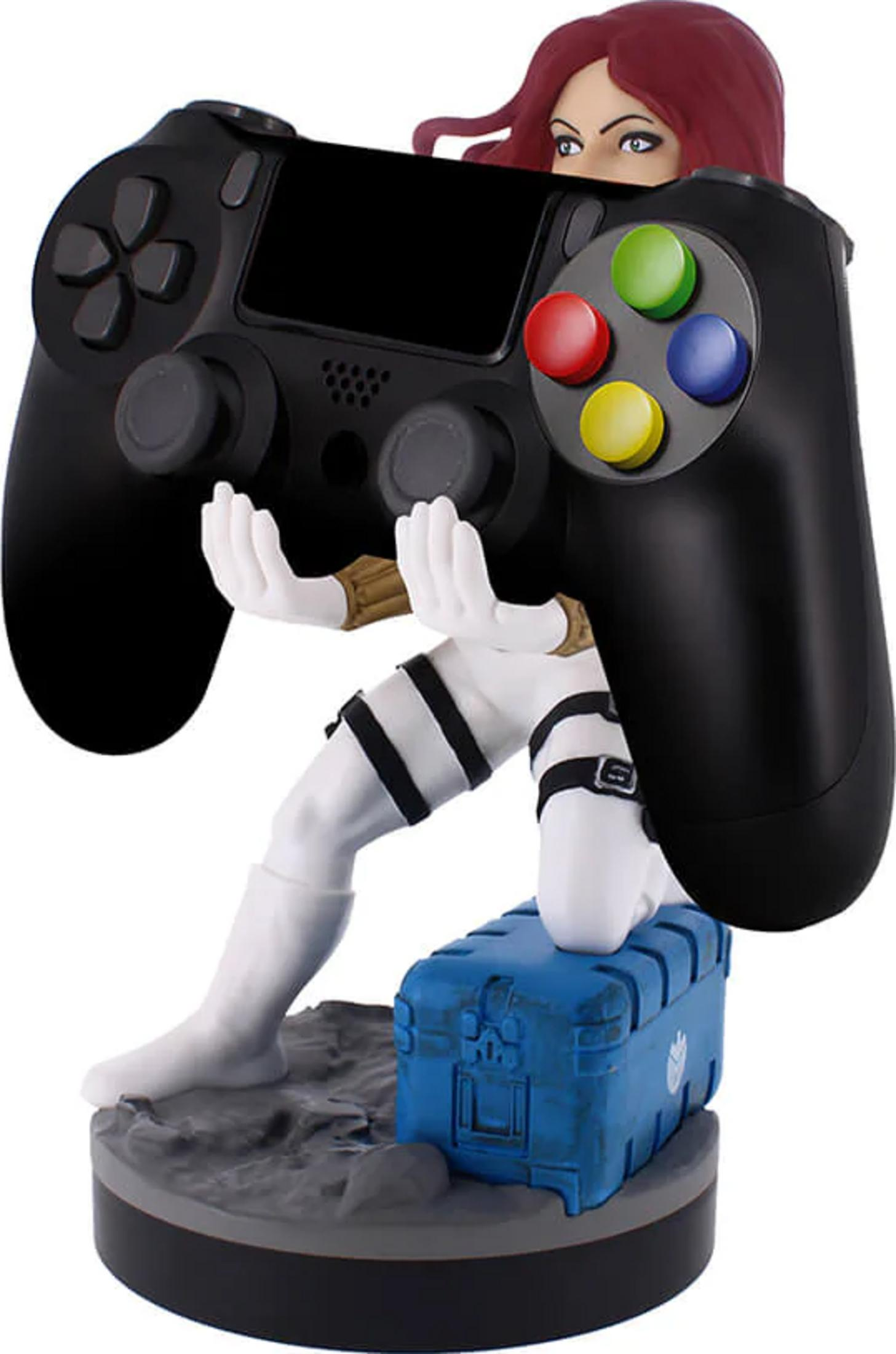 Figura femminile con capelli rossi tiene controller nero, inginocchiata su valigetta blu.